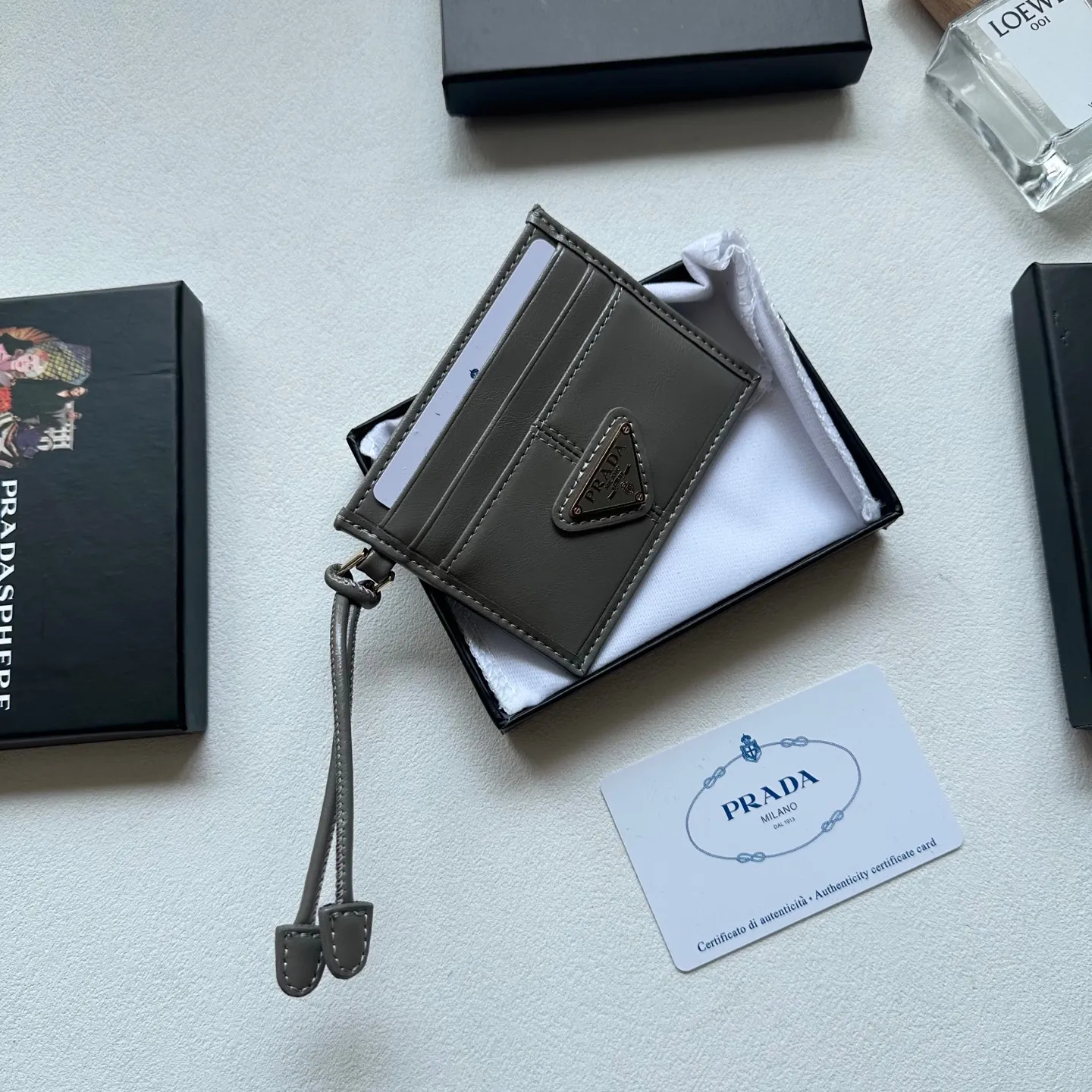 P75🎀🎀颜色 黑 粉 灰🎀尺寸 9x5🎀普拉达纯皮卡包 超级自留。👛卡包钱包两用特别实用