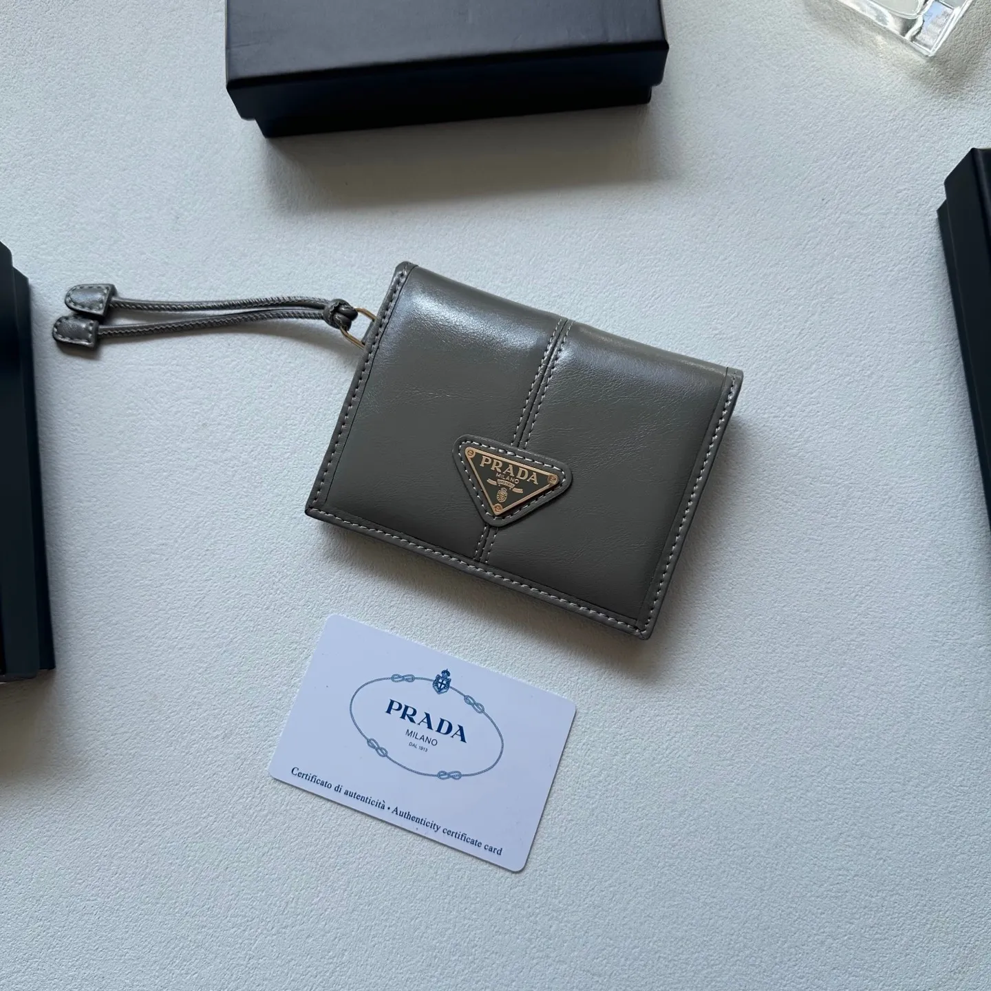 p95🎀🎀颜色 黑 灰 粉🎀尺寸 11x10🎀普拉达👏时尚钱包,优质油蜡牛皮👍🏻高档五金配件,内阁丰富,超级实用❗️现货高品质!