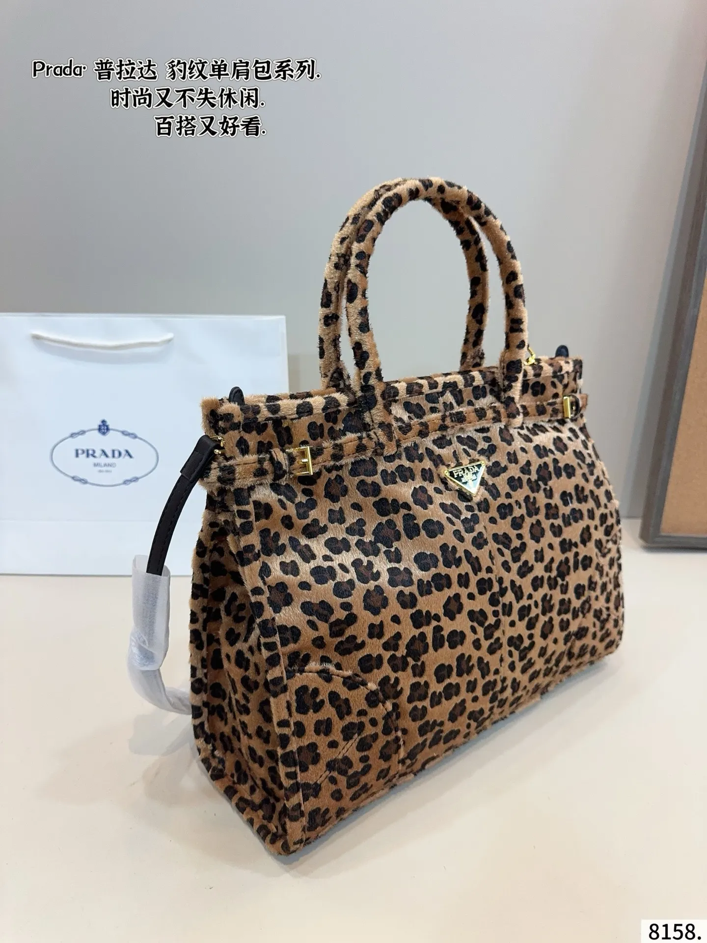 p180 普拉达PRADA Soft lux单肩包. 质感很高级 容量超级大也很耐用 日常出街背它回头率百分百 就是这种随性慵懒感尺寸:38*13*28cm