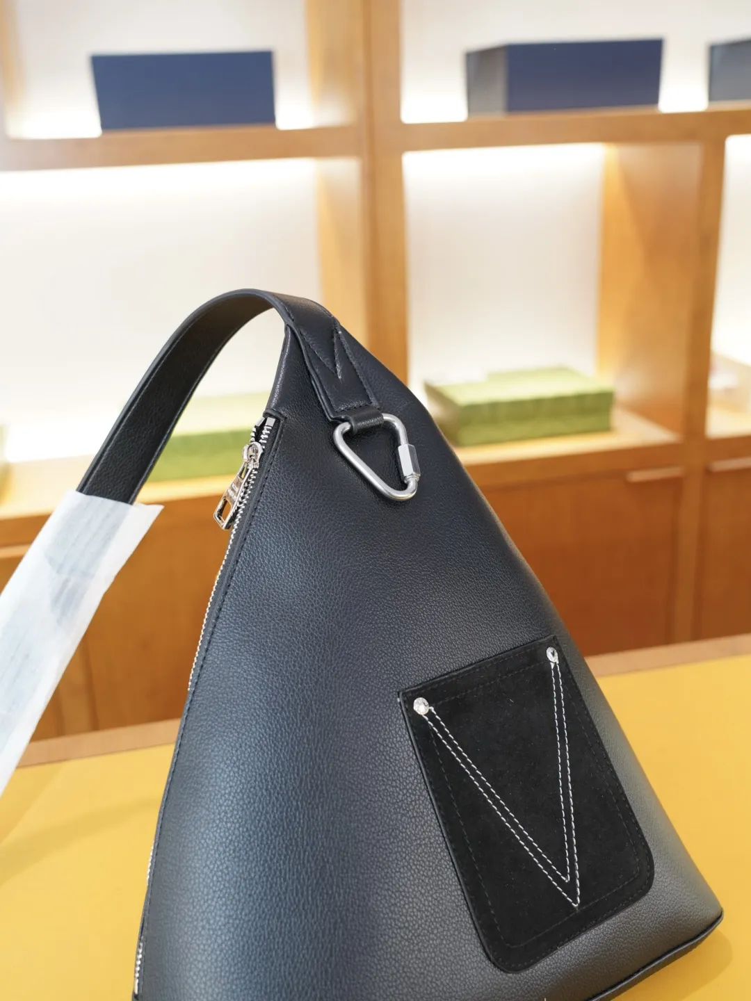 P115 🇮🇹 普拉达 官网同步 高版本 胸包 永恒不过时的标志性产品 纯原单牛皮 顶级五金制作 非市面普通版本 今年PRADA最爱的款式 全部实拍 实用性非常高 完全不用担心穿搭 【规格：30x35x5】