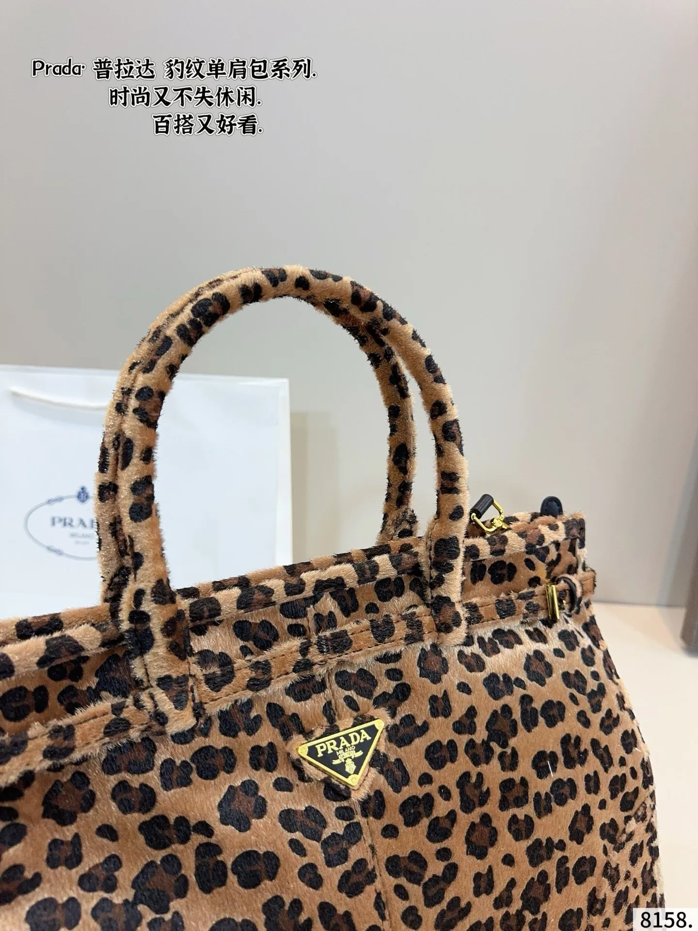 p180 普拉达PRADA Soft lux单肩包. 质感很高级 容量超级大也很耐用 日常出街背它回头率百分百 就是这种随性慵懒感尺寸:38*13*28cm