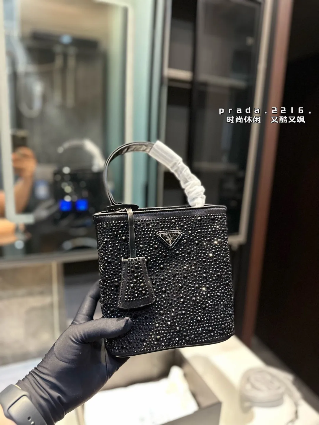 ❤️p150(礼盒包装)❤️ Prada 普拉达新品 闪闪水钻 满钻托特包哇咔咔!整个包都是闪钻镶嵌成的水钻 Prada Hobo包包 在灯光下BlingBling的闪。尺寸:18 19
