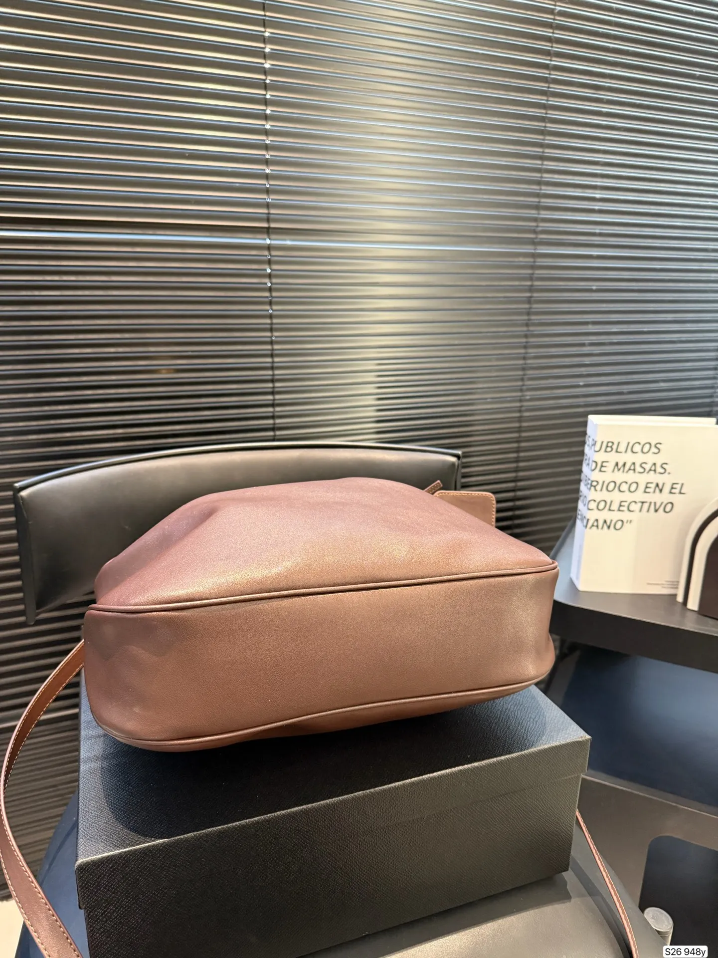 P180 普拉达 又是心动Prada的一天. 松弛慵懒的tote包真的爱惨了 上身满满的高级感! 日常通勤必备哦! 尺寸:33 26 货号948