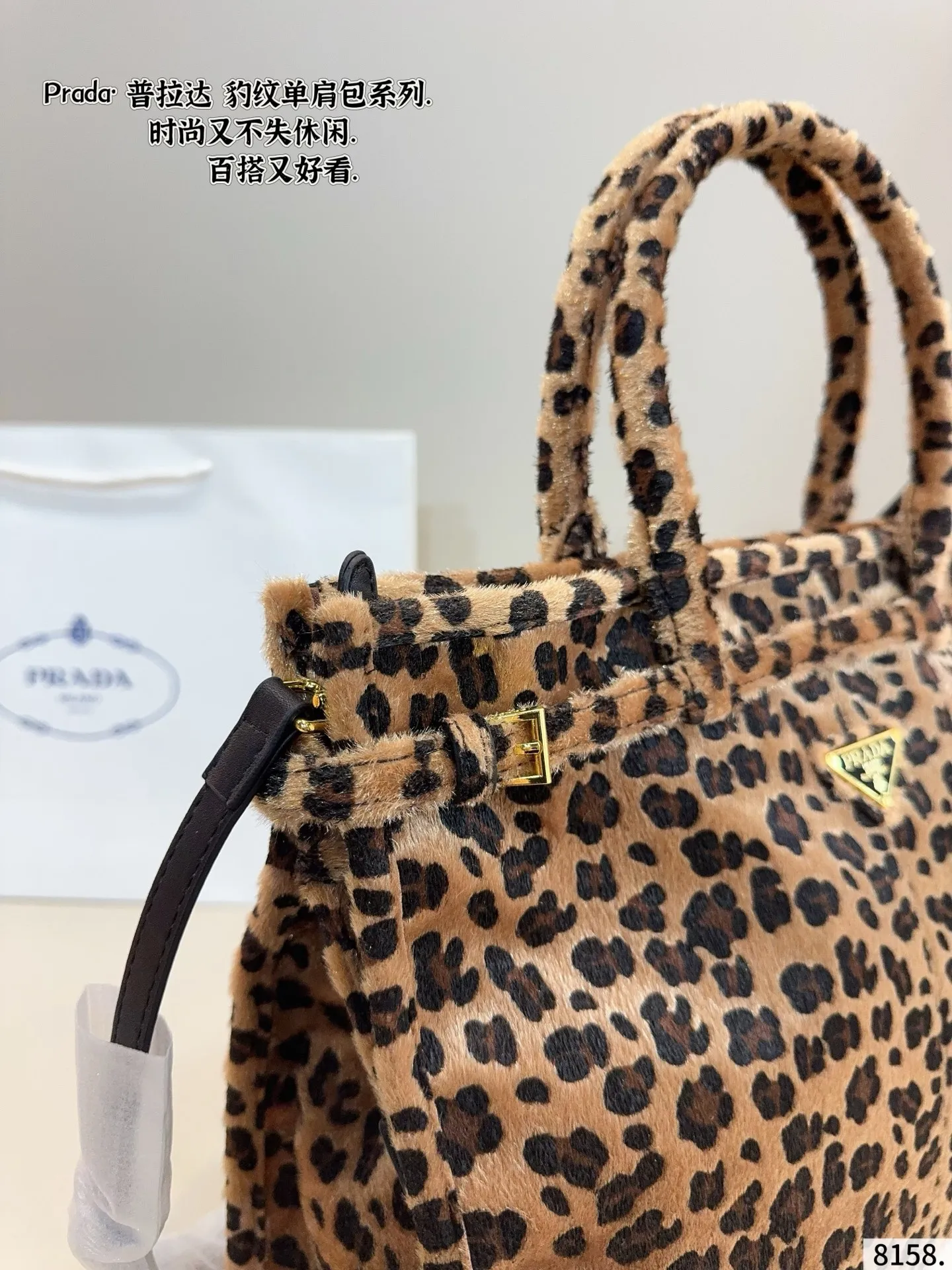 p180 普拉达PRADA Soft lux单肩包. 质感很高级 容量超级大也很耐用 日常出街背它回头率百分百 就是这种随性慵懒感尺寸:38*13*28cm