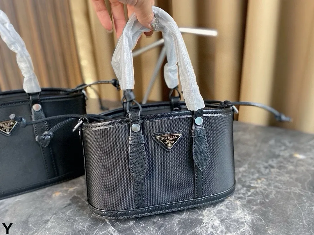 p125/p120 配盒🎁 Prada/普拉达家尼龙包！ 犹如潇洒在普拉达女包的体闲生活中穿梭 内设贴袋 可拆卸式斜挎肩带 面料纹路清晰 走线均匀! 尺寸：24*14/21*12