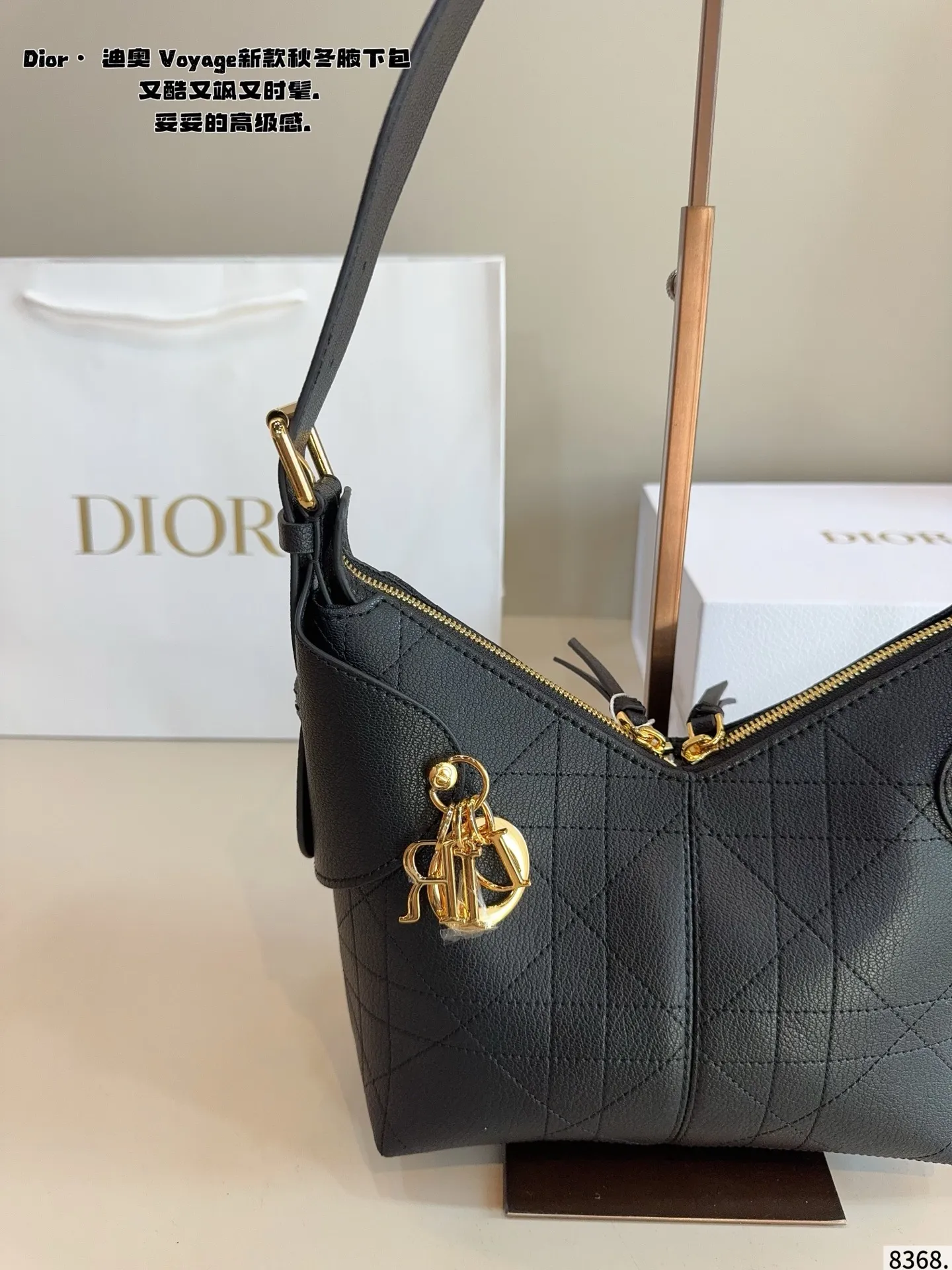 p200配礼盒🎁. 又发现新款啦🤩Dior Voyage秋冬系列腋下包 又是一个迪奥新款腋下包，直接击中心巴上[哇R] 自带松弛感，包形柔软又随意～ 复古的粒面牛皮，经典藤纹格，双拉链设计～ 整体高级又时髦，精致感满满的字母吊坠～ 细节非常到位，超大的容量，自用很轻便哇 背上身满满的松弛感哇尺寸：21*9*20cm