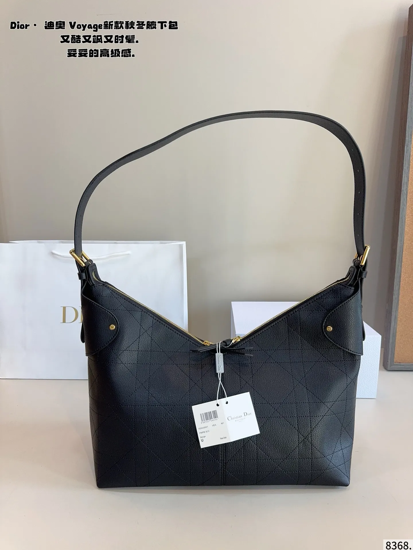 p210 又发现新款啦🤩Dior Voyage秋冬系列腋下包 又是一个迪奥新款腋下包，直接击中心巴上[哇R] 自带松弛感，包形柔软又随意～ 复古的粒面牛皮，经典藤纹格，双拉链设计～ 整体高级又时髦，精致感满满的字母吊坠～ 细节非常到位，超大的容量，自用很轻便哇 背上身满满的松弛感哇尺寸：36*13*29cm