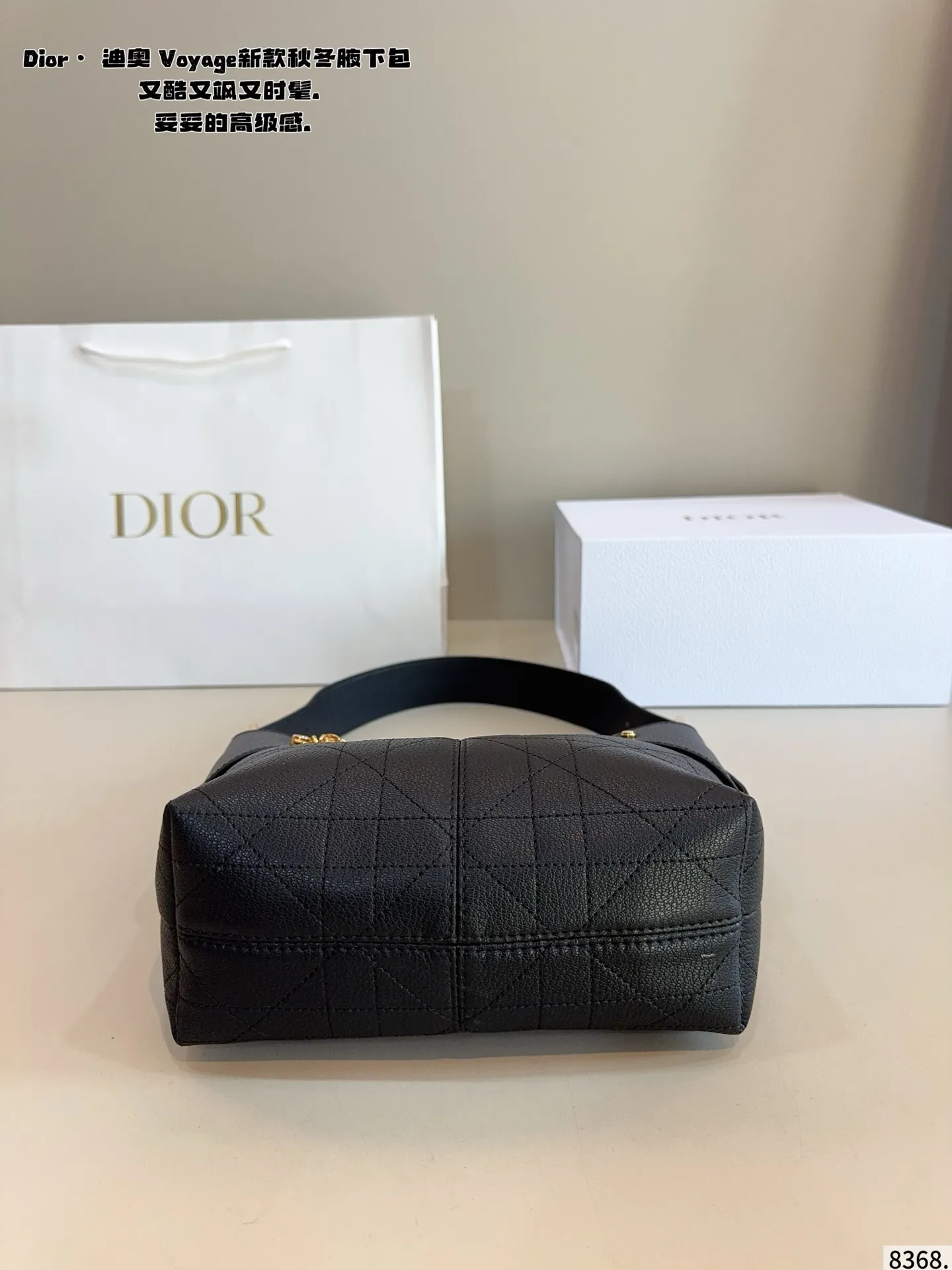 p200配礼盒🎁. 又发现新款啦🤩Dior Voyage秋冬系列腋下包 又是一个迪奥新款腋下包，直接击中心巴上[哇R] 自带松弛感，包形柔软又随意～ 复古的粒面牛皮，经典藤纹格，双拉链设计～ 整体高级又时髦，精致感满满的字母吊坠～ 细节非常到位，超大的容量，自用很轻便哇 背上身满满的松弛感哇尺寸：21*9*20cm