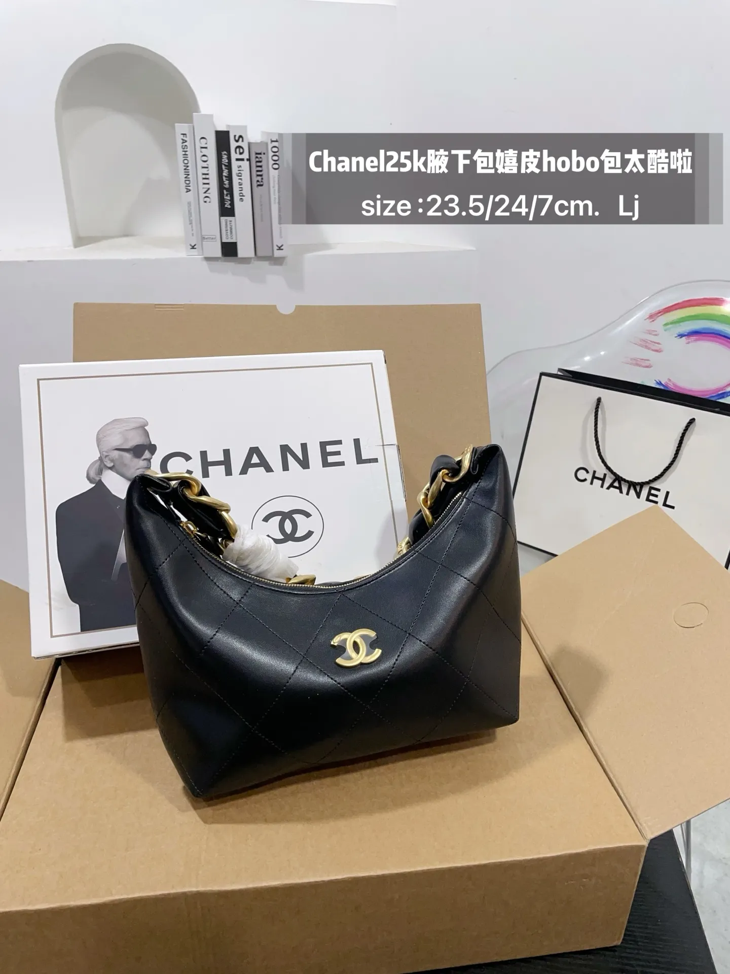 👑💰170免税店包装 Chanel25k腋下包嬉皮hobo包太酷啦25k嬉皮hobo包经典大菱格，大粗链条沉甸甸的金链条很有分量感 表面做旧效果，很有Vintage中古感； 包身柔软容量非常大，好看又能装的hobo谁能拒 绝 上身随性又潇洒~ 尺寸，23.5/24/7cm