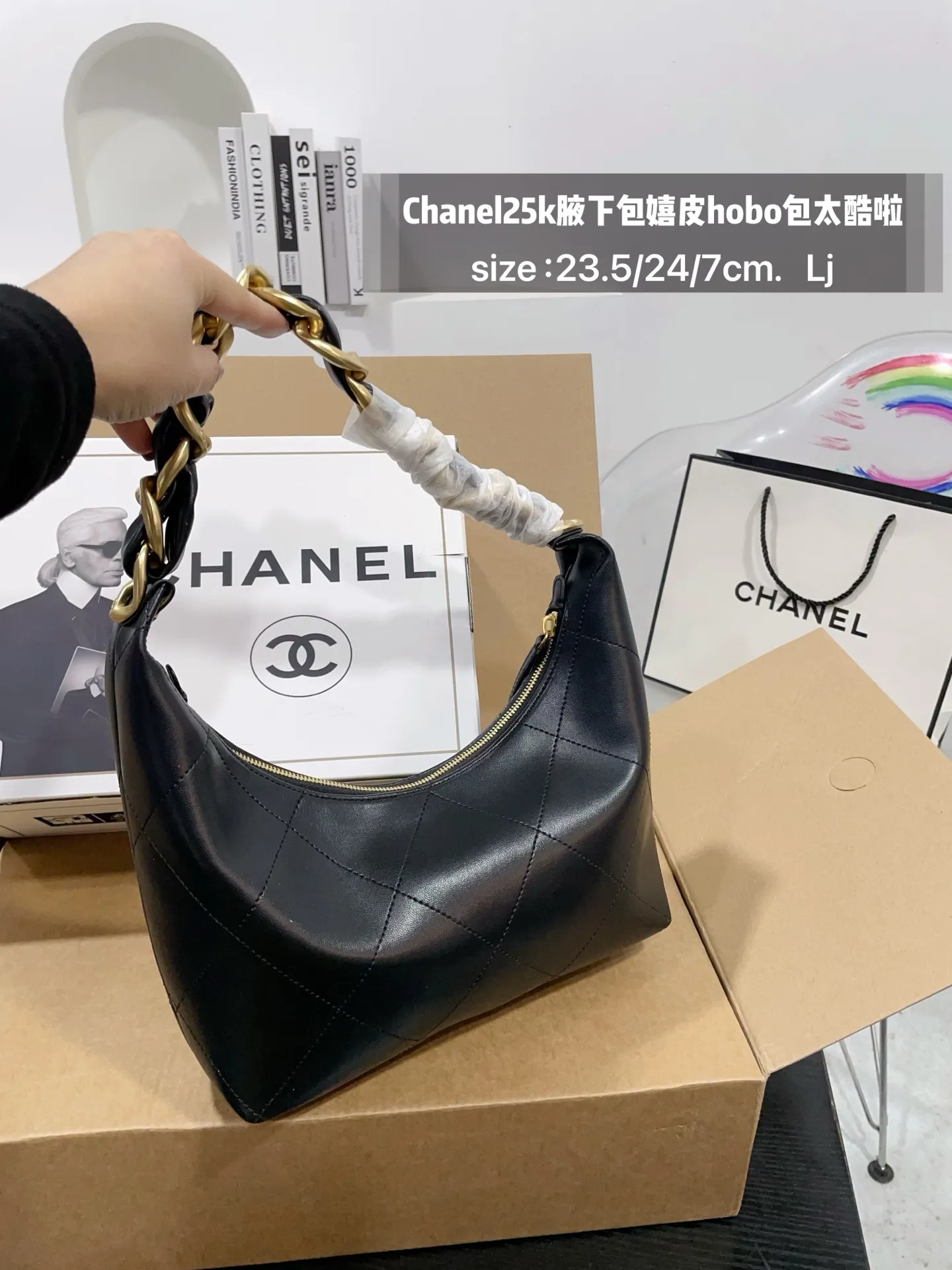 👑💰170免税店包装 Chanel25k腋下包嬉皮hobo包太酷啦25k嬉皮hobo包经典大菱格,大粗链条沉甸甸的金链条很有分量感 表面做旧效果,很有Vintage中古感; 包身柔软容量非常大,好看又能装的hobo谁能拒 绝 上身随性又潇洒~ 尺寸,23.5/24/7cm