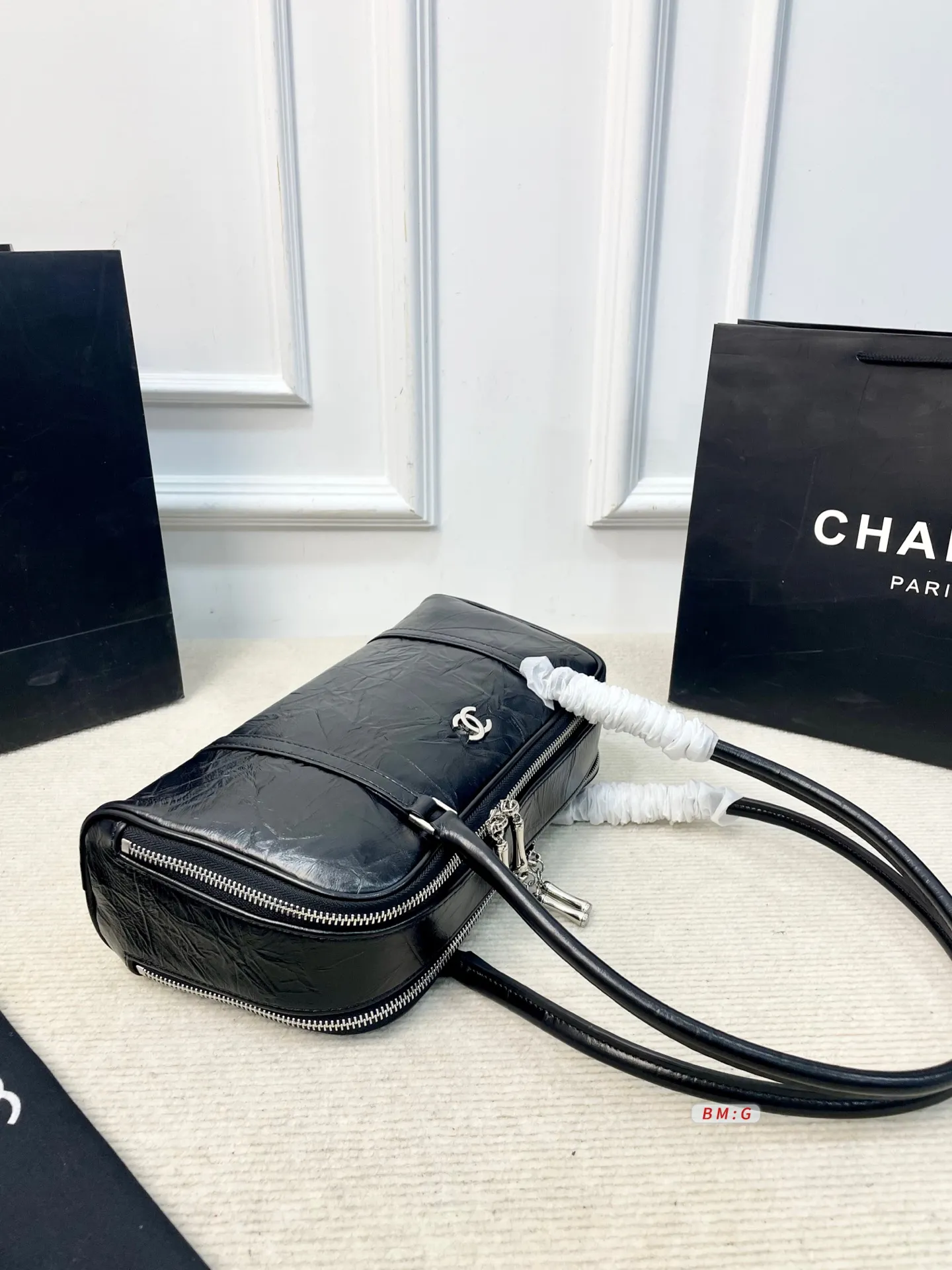 💰225 香奈儿黑色油蜡皮保龄球包,经典弧形设计,油蜡皮自带褶皱纹理,复古又高级✨。正面金属双C Logo超有辨识度,拉链开合更安全。内部空间合理,通勤休闲都能装。手柄弧形,手提肩背都OK,实用又时髦。 尺寸:31*9*16.5
