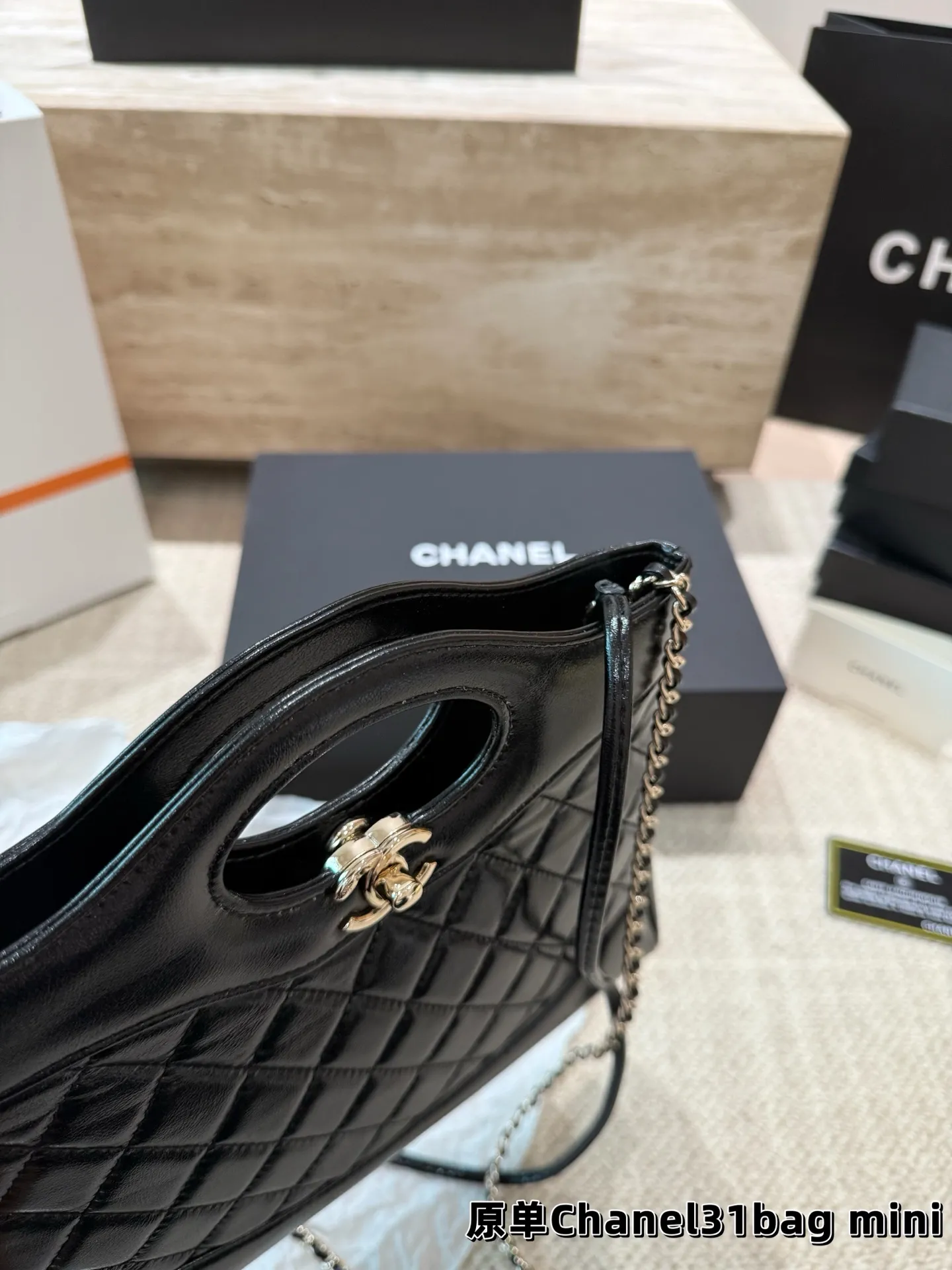 P160 香奈儿 Chanel 31bag mini 这种独具设计感的经典款很难见到的哇~ 这种颜值的美包简直是遇到了就必背的存在 相比较以前的中古来说~新款的设计更具流畅~更具优雅格调 全套包装 尺寸23.19