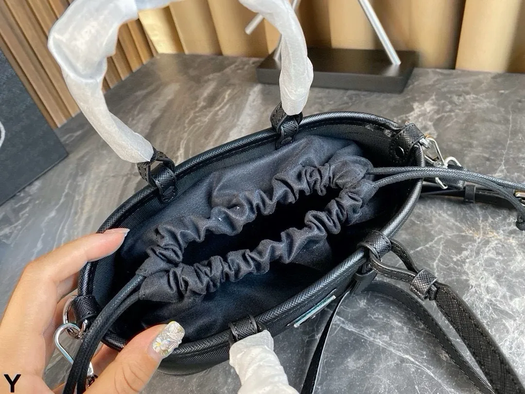 p125/p120 配盒🎁 Prada/普拉达家尼龙包！ 犹如潇洒在普拉达女包的体闲生活中穿梭 内设贴袋 可拆卸式斜挎肩带 面料纹路清晰 走线均匀! 尺寸：24*14/21*12