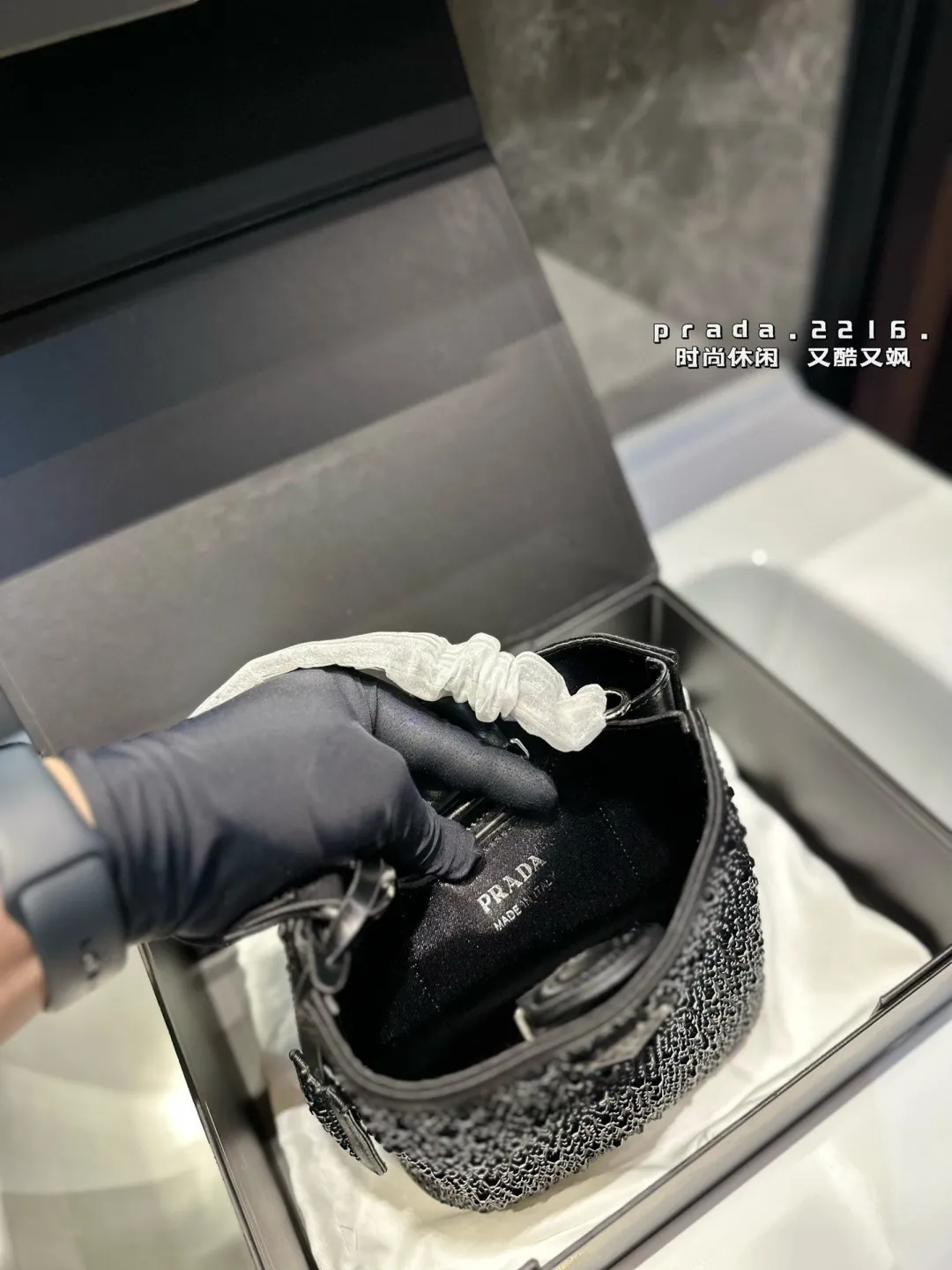 ❤️p150(礼盒包装)❤️ Prada 普拉达新品 闪闪水钻 满钻托特包哇咔咔!整个包都是闪钻镶嵌成的水钻 Prada Hobo包包 在灯光下BlingBling的闪。尺寸:18 19