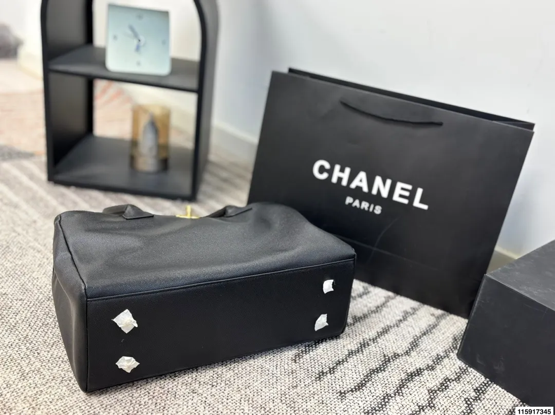 p155 尺寸36.23 Chanel 香奈儿 cerf 鱼子酱荔枝皮 公文包 经典永不过时的Cerf包型，简约大气又实用[哇R]鱼子酱牛皮耐磨耐造有质感！还是黑金配色