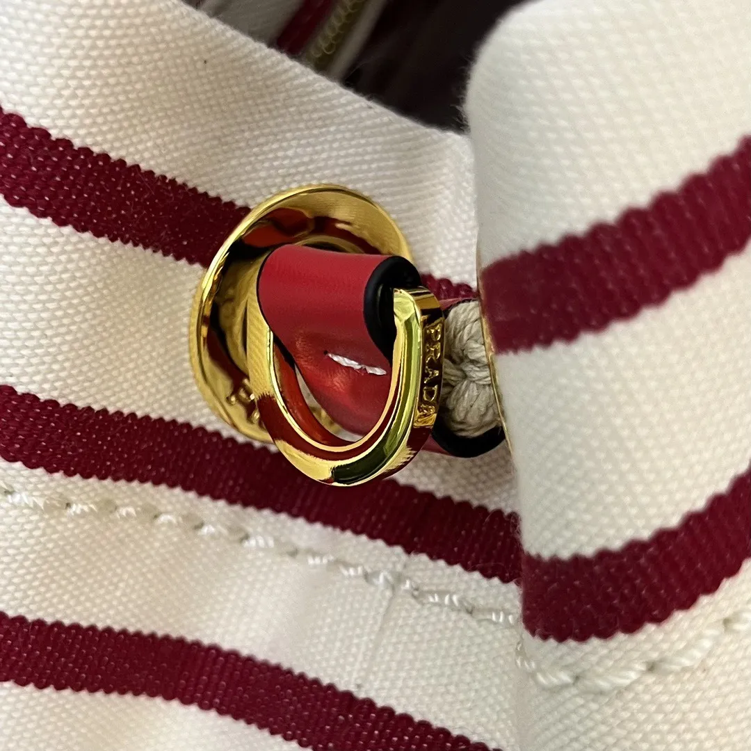 💰210包邮‼️ 🎉新款水桶包🎉1A082走秀款 这款Re-Nylon 手袋的設計采用尼龙面料和小牛皮。獨特的組合添上迷人點綴。滑動式繩索手挽凸顯這款手袋的靈活百搭,方便手提或肩背/斜跨,顶级五金。容量空间大,非常休闲时尚,又是一款永久不过时爆款,宝宝们,赶紧入手吧🎉🎉 长23.5x高28x底16.5cm