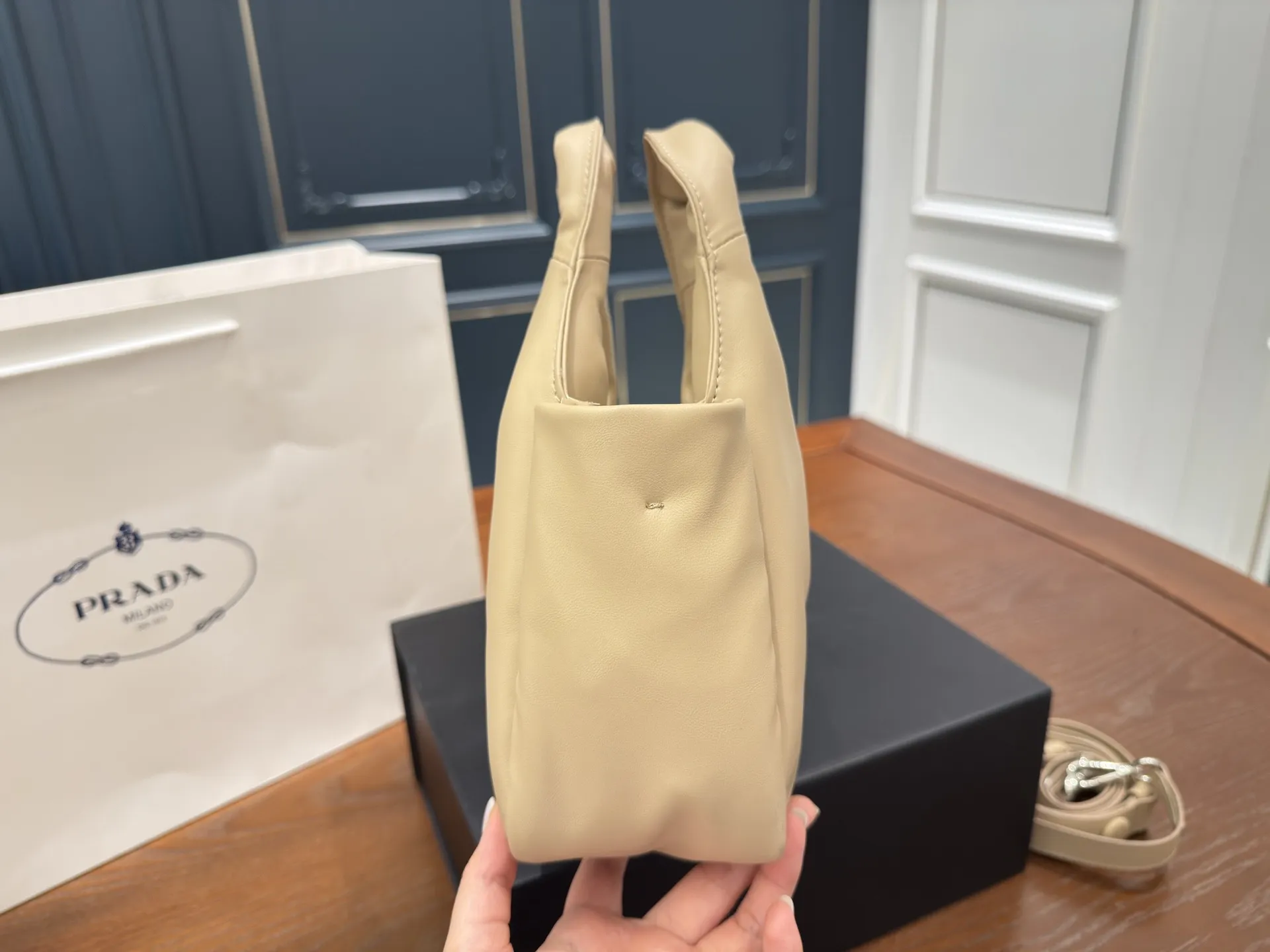 (折叠盒⚠️)p170 Prada洋气单品 普拉达菜篮子包 这个系列将是Prada接下来一整季的主打款式。Prada 手袋的曲线型设计分外醒目,当手包很优雅,时尚百搭!打麻将逛街也很轻便哦!尺寸 17 15