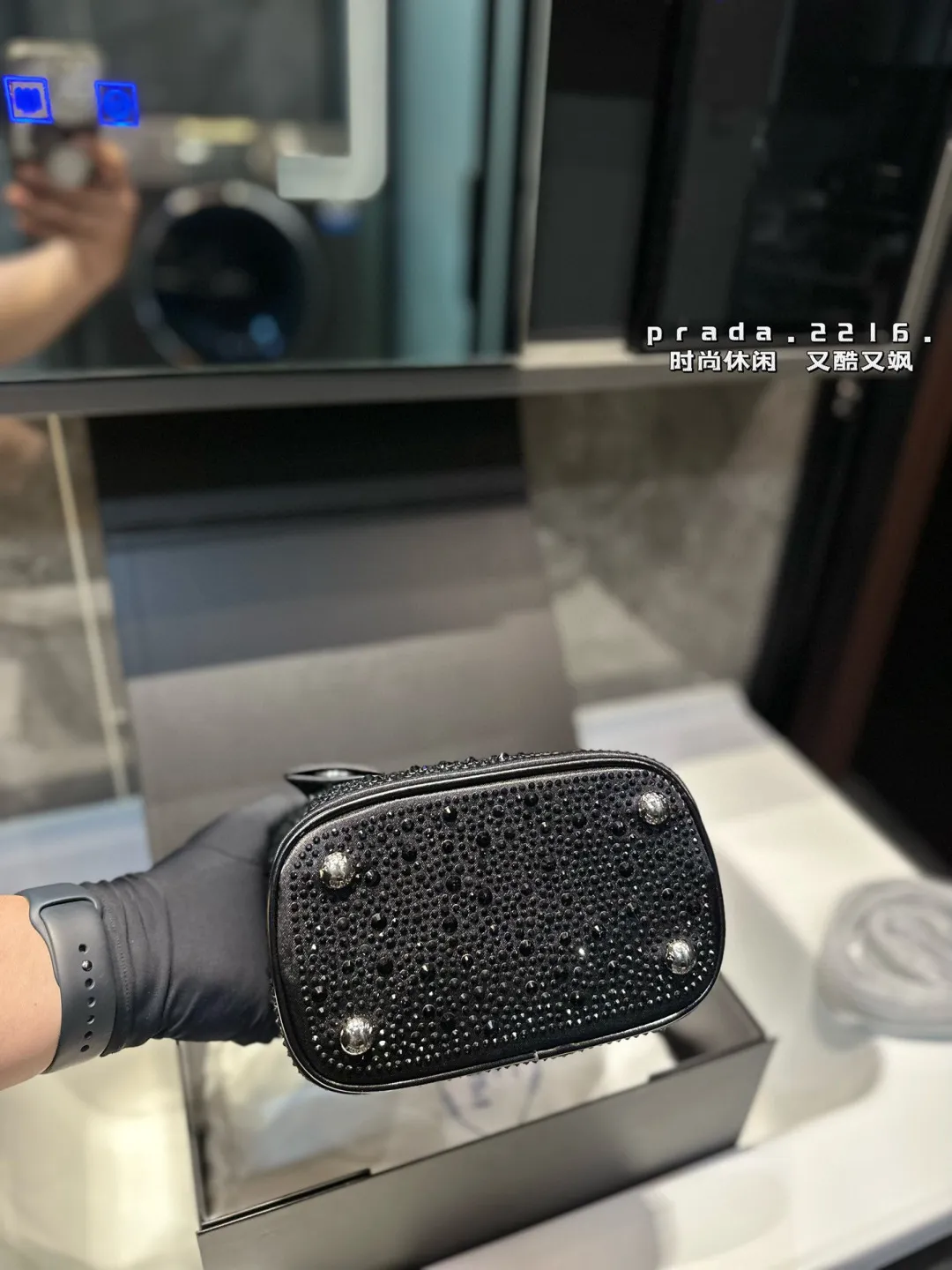 ❤️p150（礼盒包装）❤️ Prada 普拉达新品 闪闪水钻 满钻托特包哇咔咔！整个包都是闪钻镶嵌成的水钻 Prada Hobo包包 在灯光下BlingBling的闪。尺寸：18 19