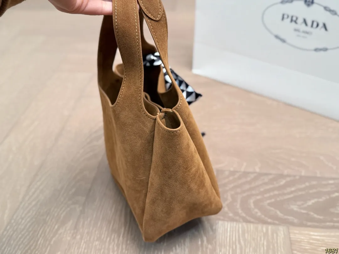 ¥145/¥140 普拉达 PRADA 手提托特包独特设计时尚又经典 超级百搭 日常通勤皆可 上身又A又飒 尺寸24 20/17 15
