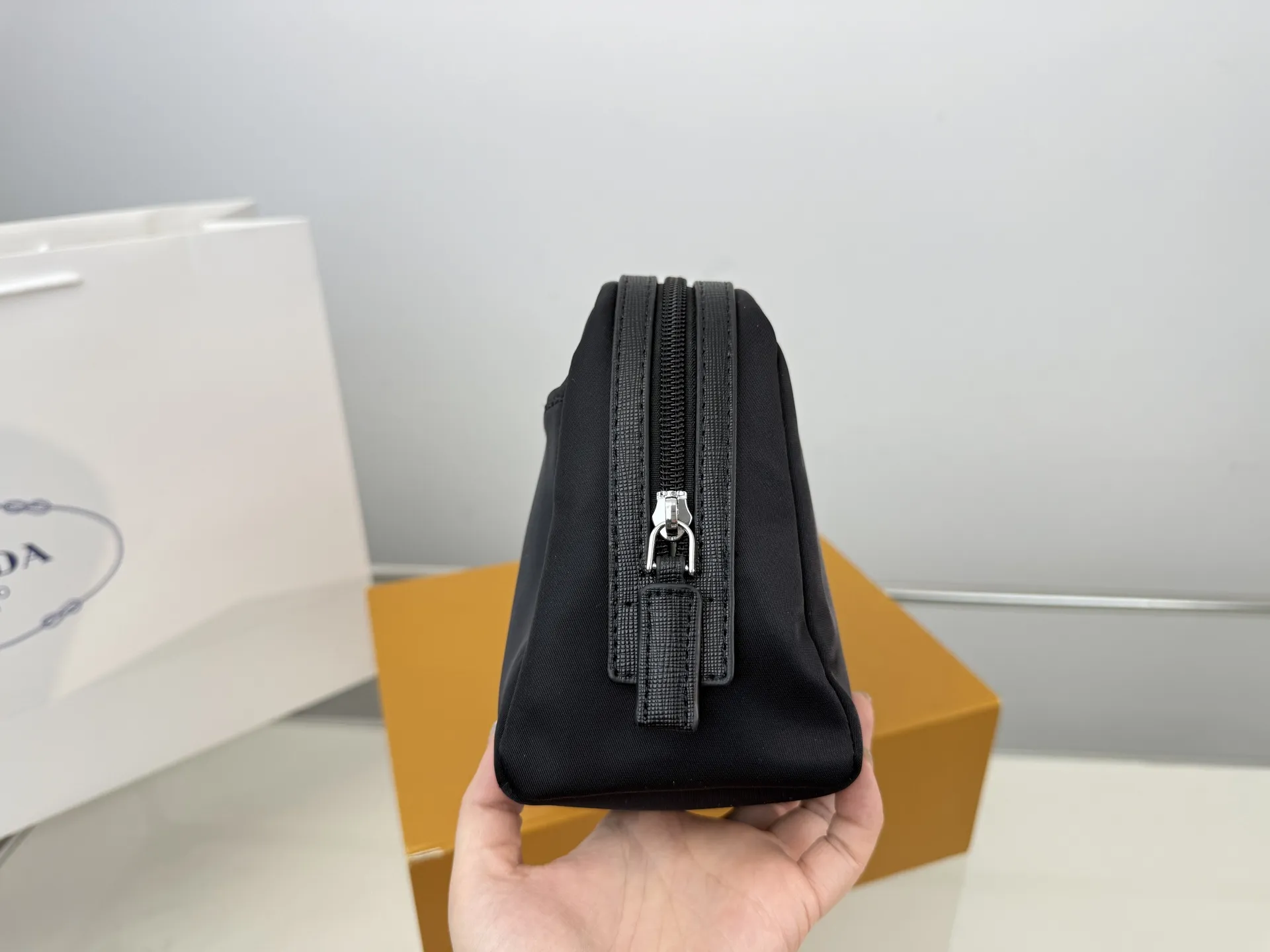 （无盒⚠️）p105 Prada 普拉达 尼龙布手拿包 手包 经典百搭 实物拍摄 原厂原版面料 size：12*22cm