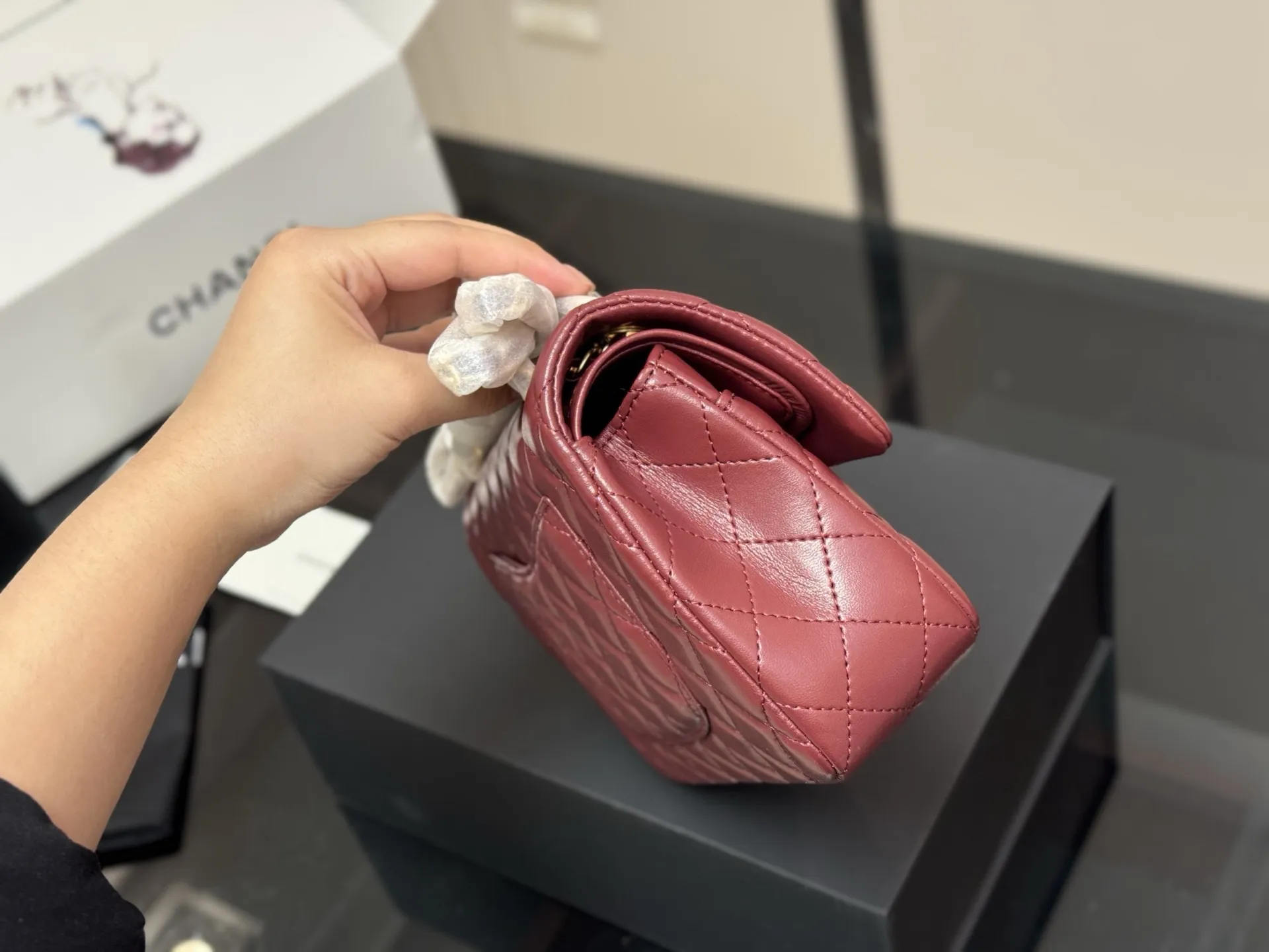 ¥185 配折叠盒飞机盒 size:23cm 香奈儿 cf我们一直很用心在做 秒杀其他市面上的货 顶级原单鱼子酱 很舒服的一种! 不管您是谁 稳稳hold住哦✔️✔ 四季必备单品!