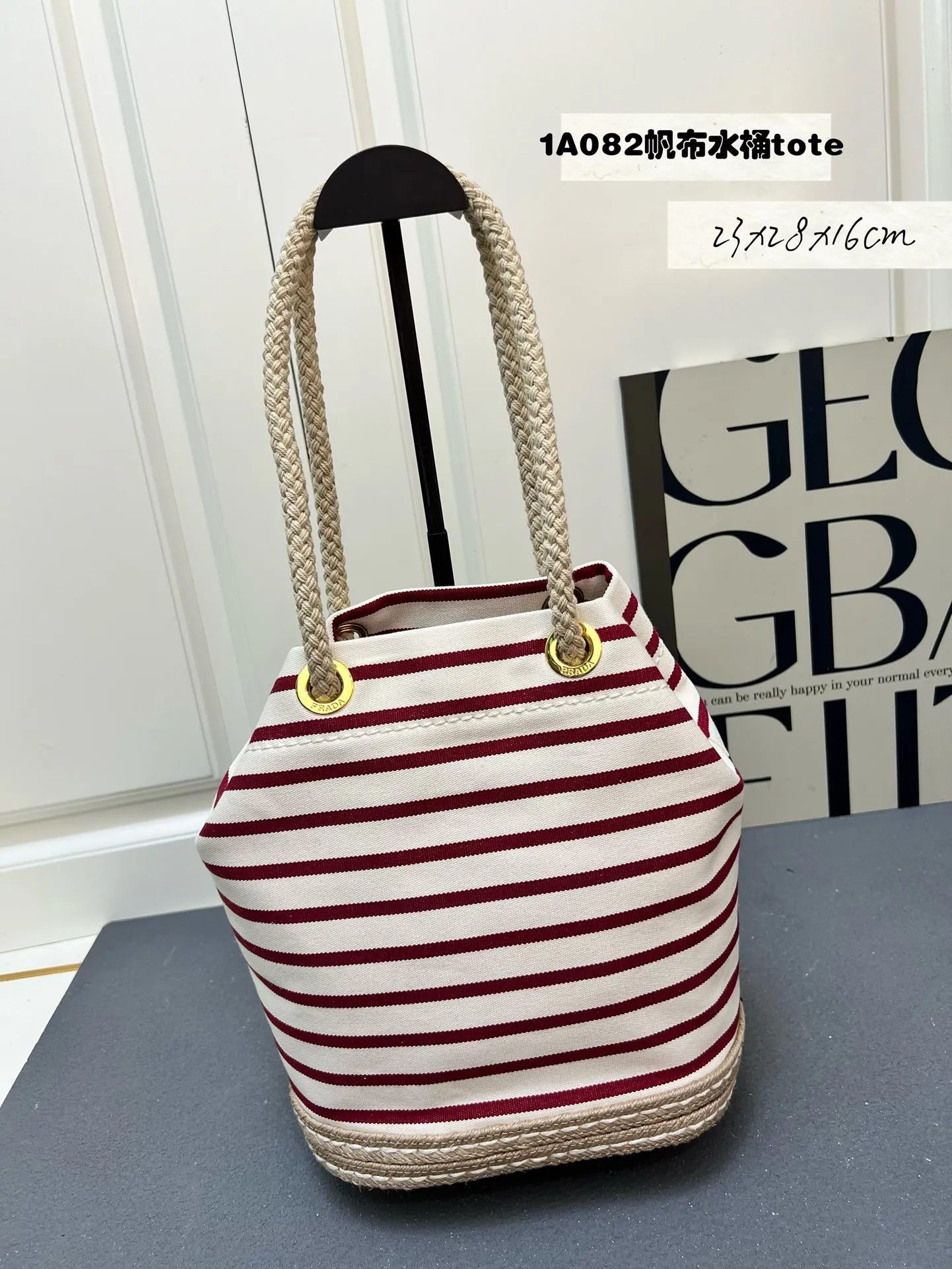 💰210包邮‼️ 🎉新款水桶包🎉1A082走秀款 这款Re-Nylon 手袋的設計采用尼龙面料和小牛皮。獨特的組合添上迷人點綴。滑動式繩索手挽凸顯這款手袋的靈活百搭,方便手提或肩背/斜跨,顶级五金。容量空间大,非常休闲时尚,又是一款永久不过时爆款,宝宝们,赶紧入手吧🎉🎉 长23.5x高28x底16.5cm