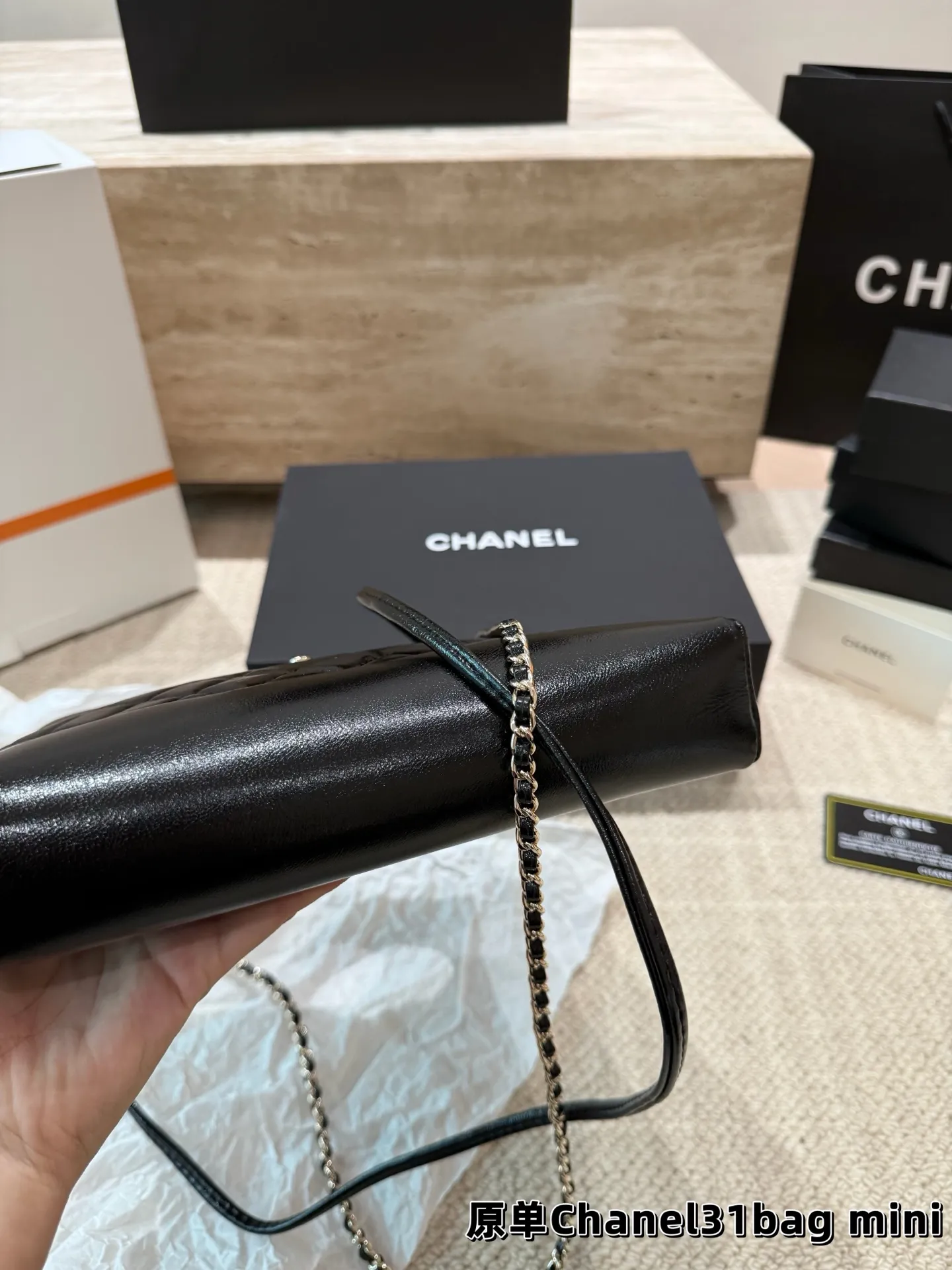 P160 香奈儿 Chanel 31bag mini 这种独具设计感的经典款很难见到的哇～ 这种颜值的美包简直是遇到了就必背的存在 相比较以前的中古来说～新款的设计更具流畅~更具优雅格调 全套包装 尺寸23.19