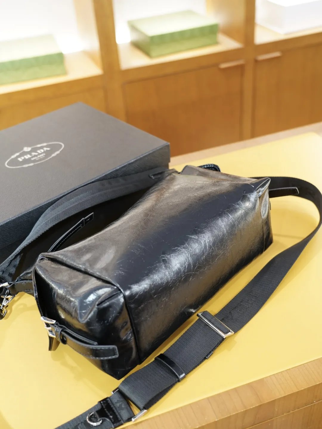 P140 🇮🇹 PRADA 普拉达 官网同步 高版本 斜挎单肩背包 永恒不过时的标志性产品 纯原单牛皮 顶级五金制作 非市面普通版本 贸易公司订单货 全部实拍 实用性非常高 完全不用担心穿搭 配全套包装礼品盒 【规格:30x20x10】