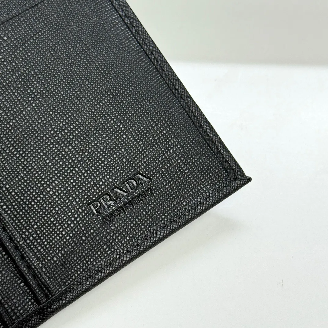 短p75长p85🎀🎀颜色 黑色 🎀尺寸长19x10 短12x10🎀普拉达🔥专柜款🔥男士十字纹长短款对折👍一比一进口牛皮手感无敌💕简约大气必备💕