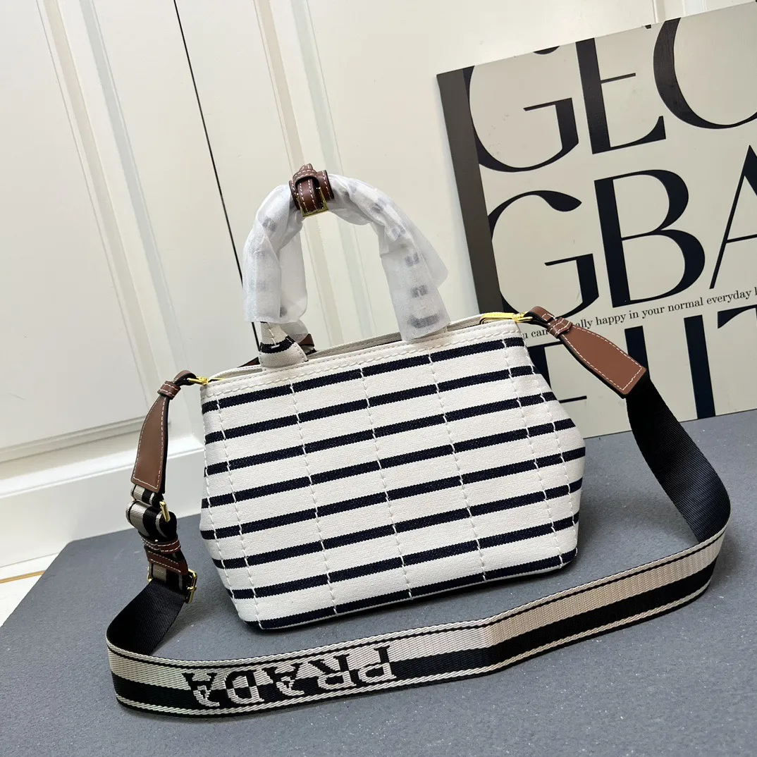 💰200包邮❗ 2025summer新品亚麻混纺配皮托特包小号 优雅时尚夏日度假风情托特包 采用亚麻混纺面料精心打造 配以牛皮双腕带 正面标志性字母徽标压花 超实用的托特包造型 配有可拆卸皮革钥匙环 简约精致内里容量超大超好用 简直是太棒了 .时尚潮人新宠 完美细节媲美砖柜超级棒5炎评价 size:25*19*15cm 型号：1A678