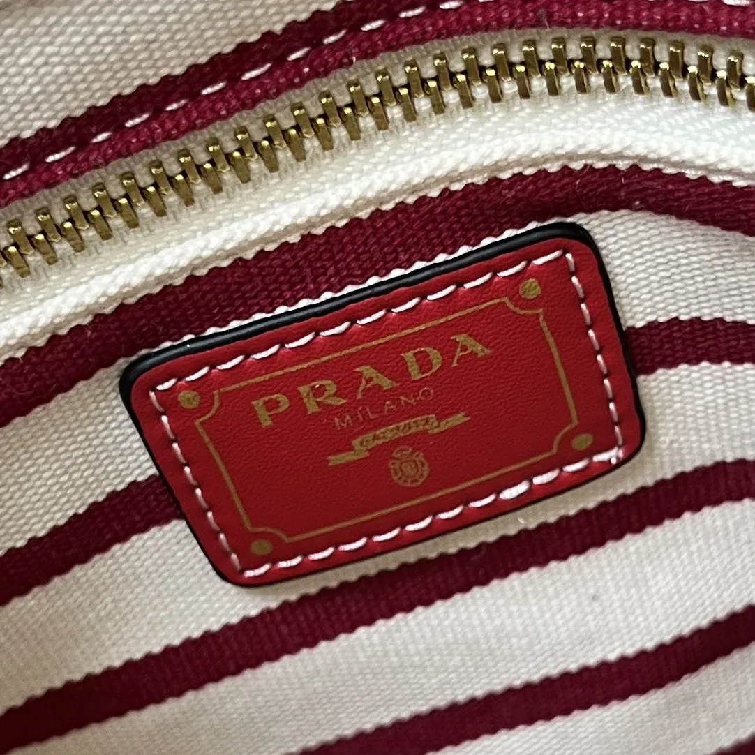 💰210包邮‼️ 🎉新款水桶包🎉1A082走秀款 这款Re-Nylon 手袋的設計采用尼龙面料和小牛皮。獨特的組合添上迷人點綴。滑動式繩索手挽凸顯這款手袋的靈活百搭,方便手提或肩背/斜跨,顶级五金。容量空间大,非常休闲时尚,又是一款永久不过时爆款,宝宝们,赶紧入手吧🎉🎉 长23.5x高28x底16.5cm