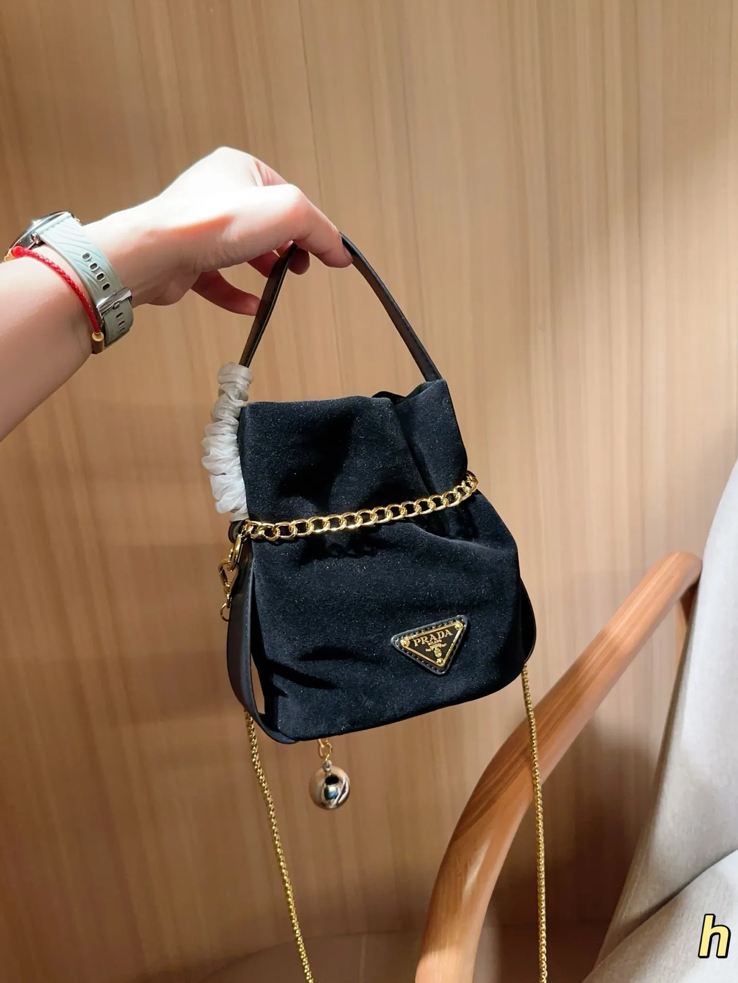 💰120 Prada普拉达 25ssMariner麂皮绒水桶包~链条斜挎包~ 尺寸:17×18×12 礼盒包装🎁