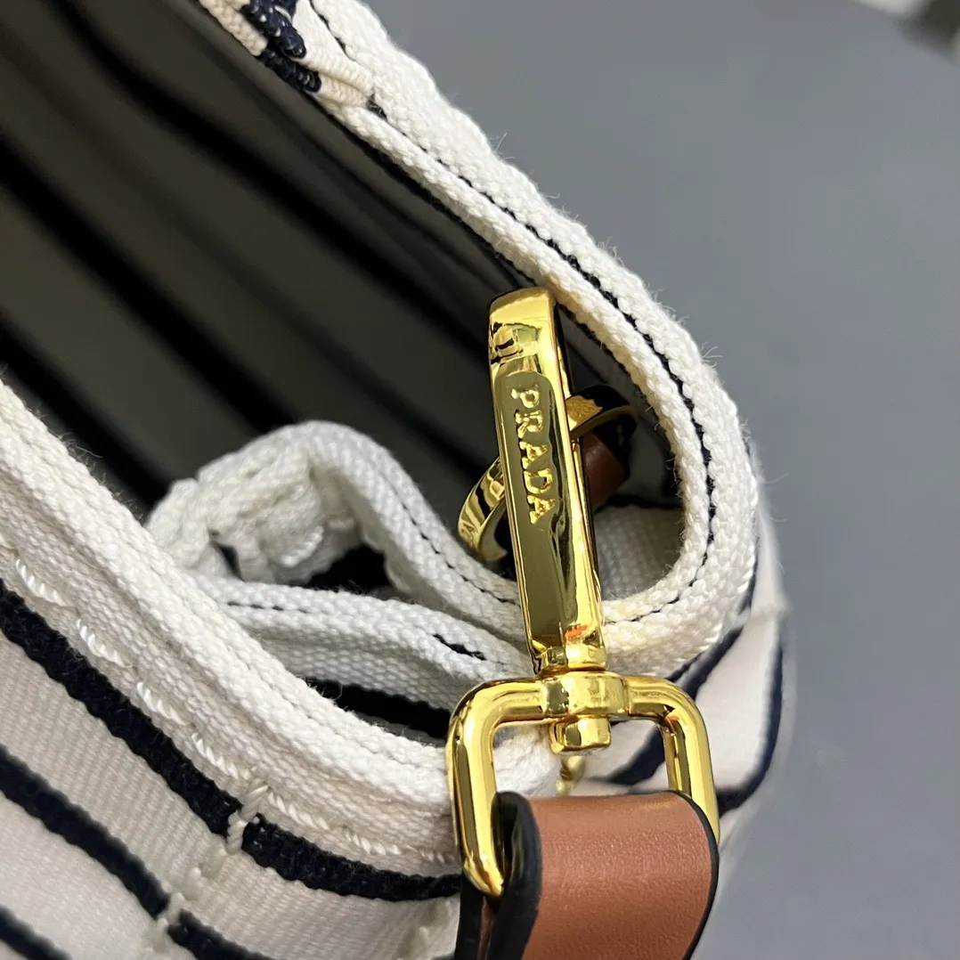 💰200包邮❗ 2025summer新品亚麻混纺配皮托特包小号 优雅时尚夏日度假风情托特包 采用亚麻混纺面料精心打造 配以牛皮双腕带 正面标志性字母徽标压花 超实用的托特包造型 配有可拆卸皮革钥匙环 简约精致内里容量超大超好用 简直是太棒了 .时尚潮人新宠 完美细节媲美砖柜超级棒5炎评价 size:25*19*15cm 型号:1A678