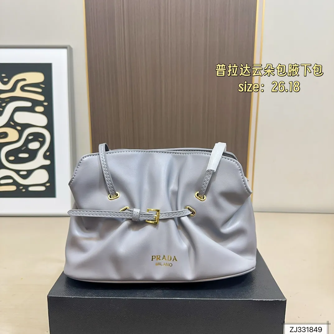 💰165 折叠盒 尺寸26&times;18 Prada 普拉达 Dada腋下包 因蓬松柔软的外形被称为&ldquo;云朵包&rdquo;，触感细腻。细长饰带束出自然褶皱，展现松弛高级的&ldquo;Raw Glamour&rdquo;风格。磁吸扣设计，容量可观，适合通勤或约会，轻松搭配各种穿搭，时髦又实用