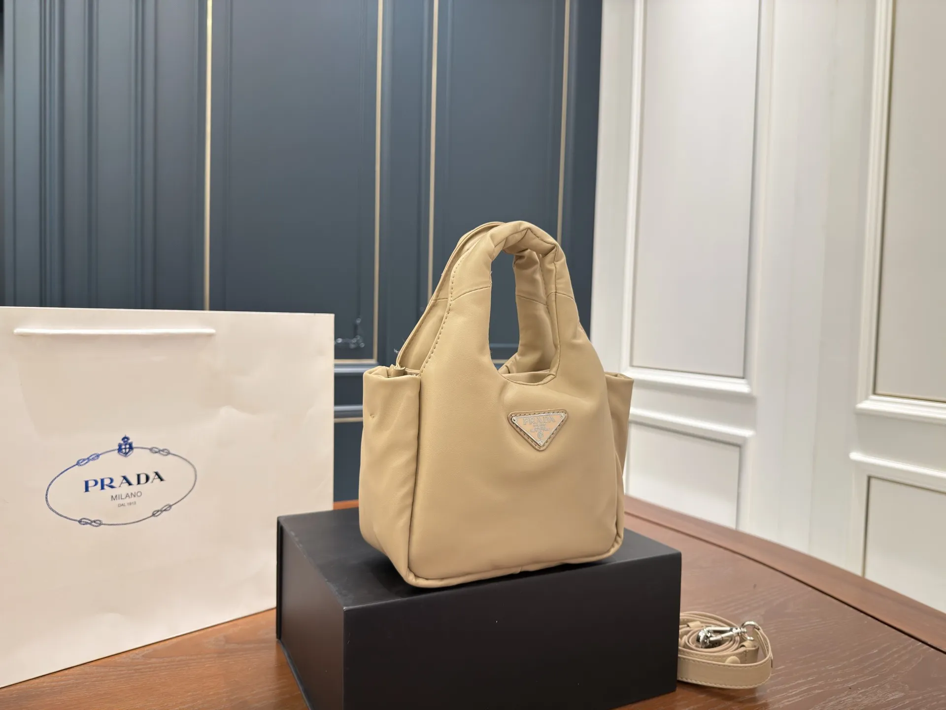 (折叠盒⚠️)p170 Prada洋气单品 普拉达菜篮子包 这个系列将是Prada接下来一整季的主打款式。Prada 手袋的曲线型设计分外醒目,当手包很优雅,时尚百搭!打麻将逛街也很轻便哦!尺寸 17 15