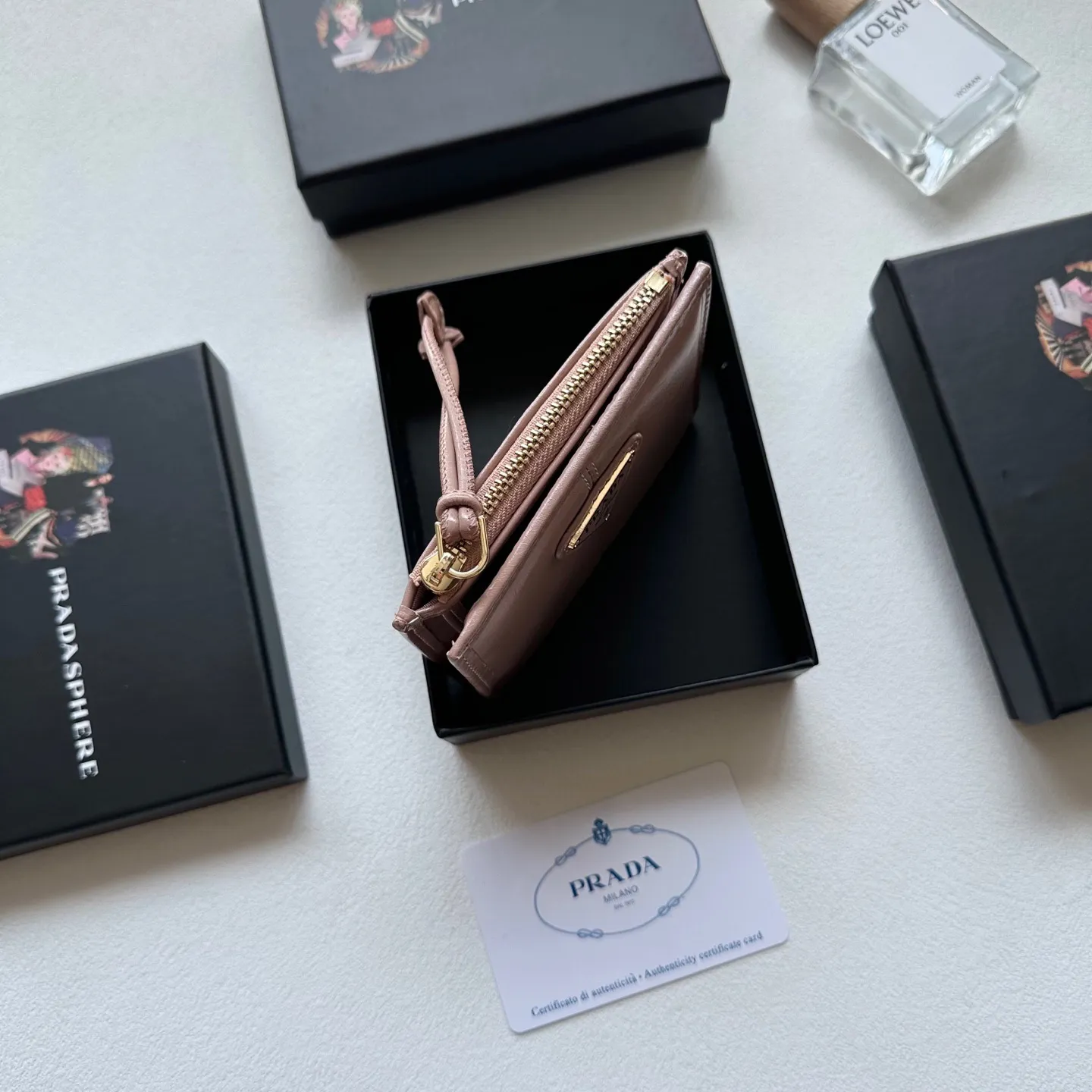 p95🎀🎀颜色 黑 灰 粉🎀尺寸 11x10🎀普拉达👏时尚钱包,优质油蜡牛皮👍🏻高档五金配件,内阁丰富,超级实用❗️现货高品质!