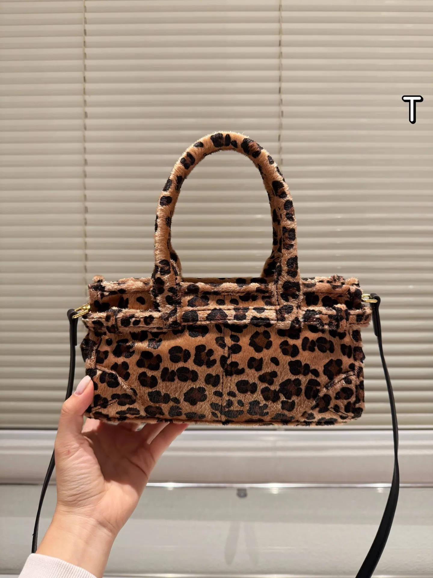 P160 Prada 普拉达Bonnie手袋 &Prada Bonnie手袋采用黑白奶牛纹压花小羊皮，触感柔软细腻，搭配标志性三角金属徽标，辨识度超高。，轻巧便携，配有可拆卸链条肩带，支持手提、单肩或斜挎多种背法。奶牛纹设计俏皮又时髦，秋冬搭配简约或亮色服饰都超出彩国，轻松提升造型亮点！ 迷你尺寸12&times;23.5x9cm