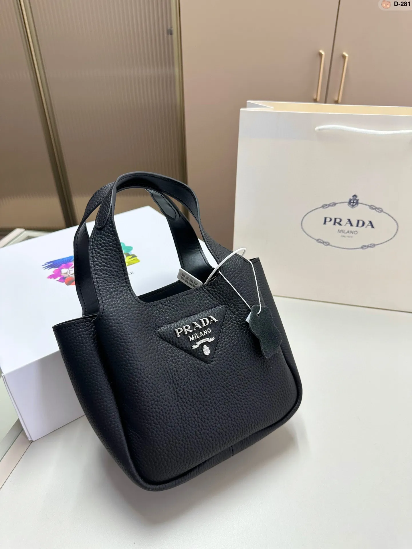 💰p180 普拉达爆款 网红同款 菜篮子 Prada 购物袋牛皮 D-281尺寸18.8.16 折叠盒