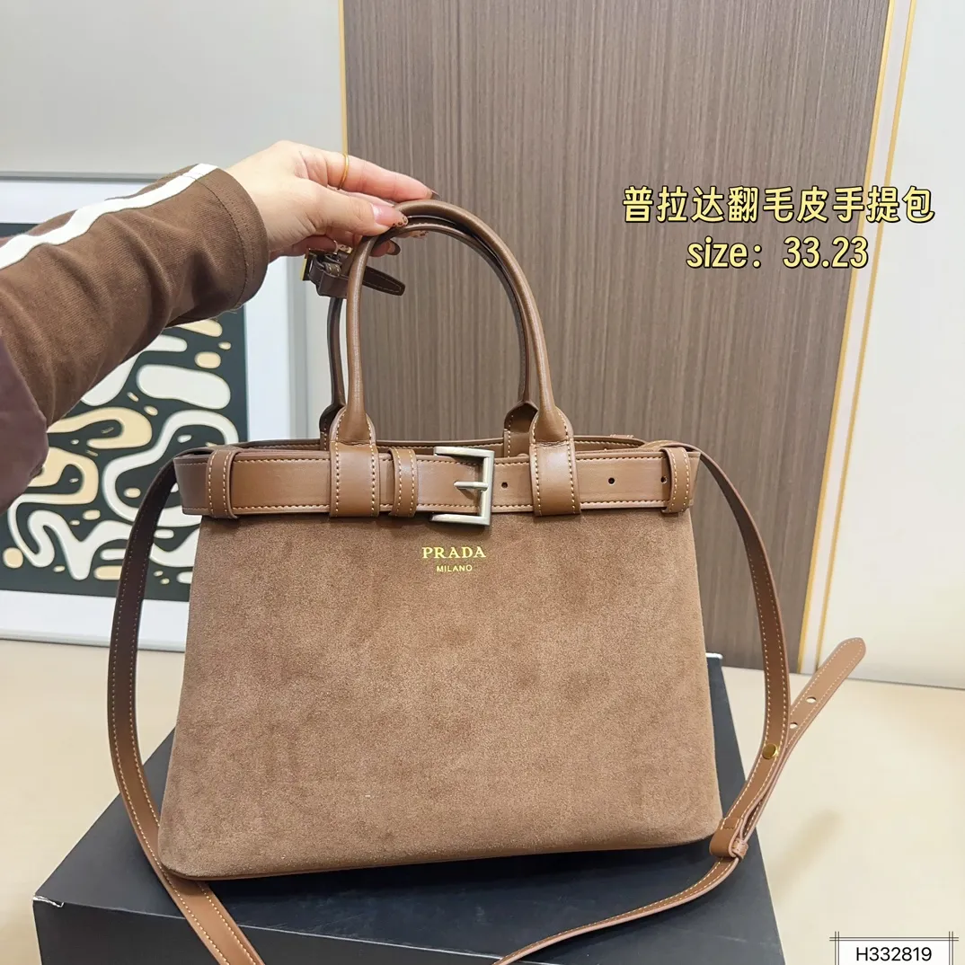 💰235 配盒⚠️尺寸33*23 Prada 普拉达 Buckle翻毛皮手提包 2024春夏系列,采用柔软麂皮,触感细腻,低调哑光质感超有氛围感。标志性金属腰带+三角徽标,辨识度满分!尺寸适中中,通勤休闲都能轻松驾驱。肩带可拆卸调节,手提斜挎随心切换,实用又时髦。简约大气,时尚爱好者必入!
