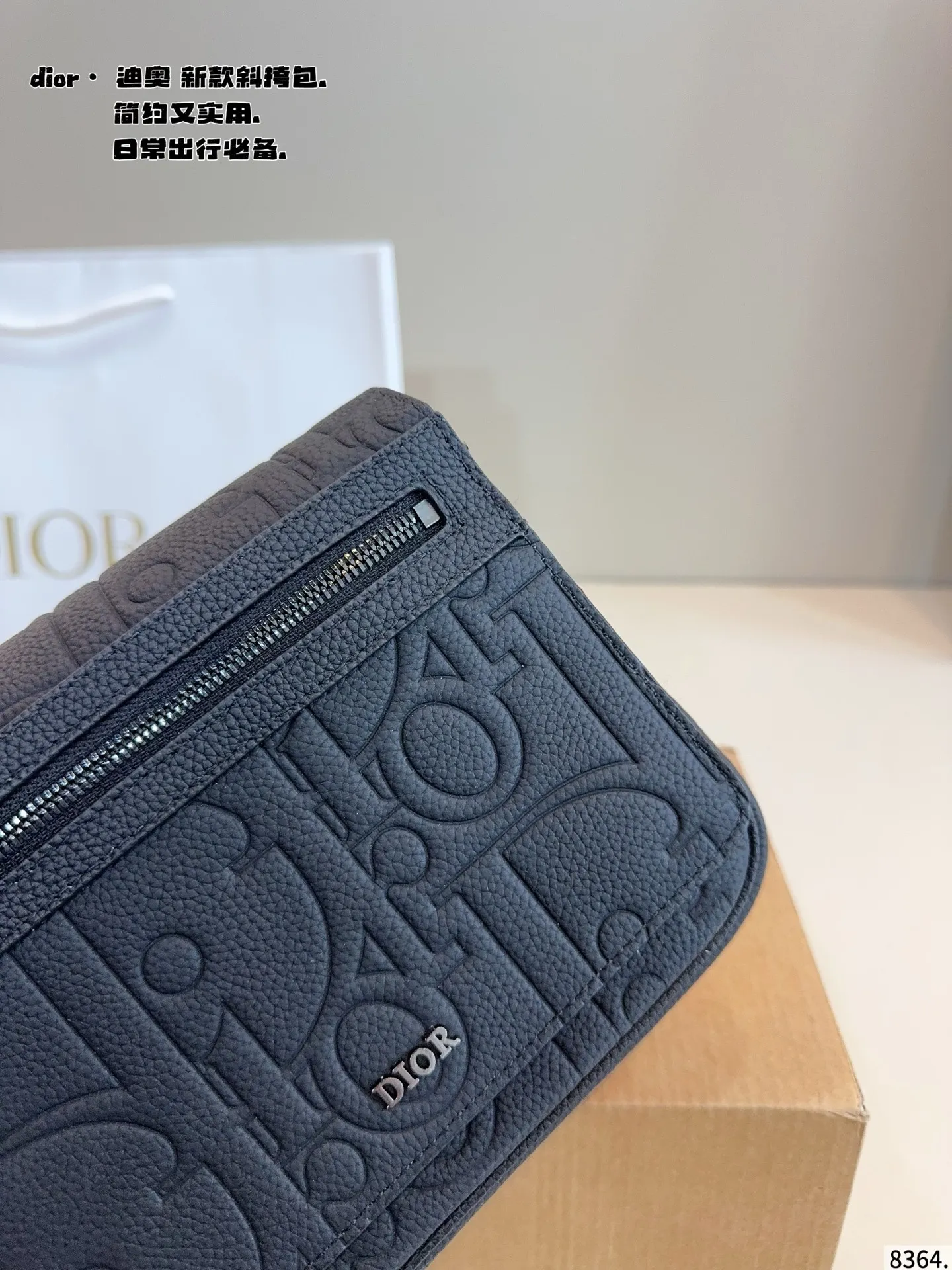 p155配礼盒🎁 Dior/迪奥 新款 男包系列的邮差包实在帅la~ 简单有质感的设计对于日常即使不爱穿搭的男生都很友好 基础款搭配起来也能提升整体时髦度实用又很高级 尺寸 ：23*6*18cm