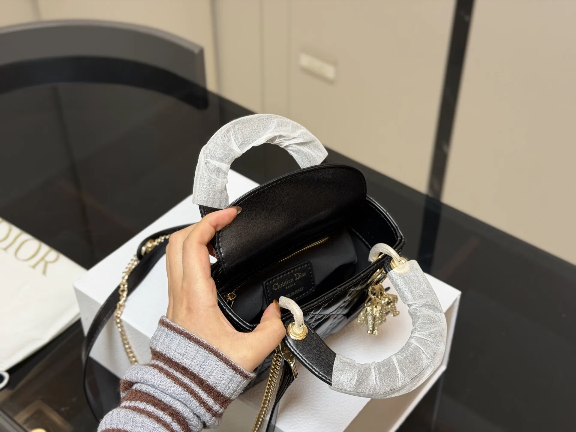 ¥205 配折叠盒 尺寸:17*13cm 高品版.升级出货 ✅ 迪奥 戴妃羊皮 每个颜色真的太好看啦 是不是都需要它!