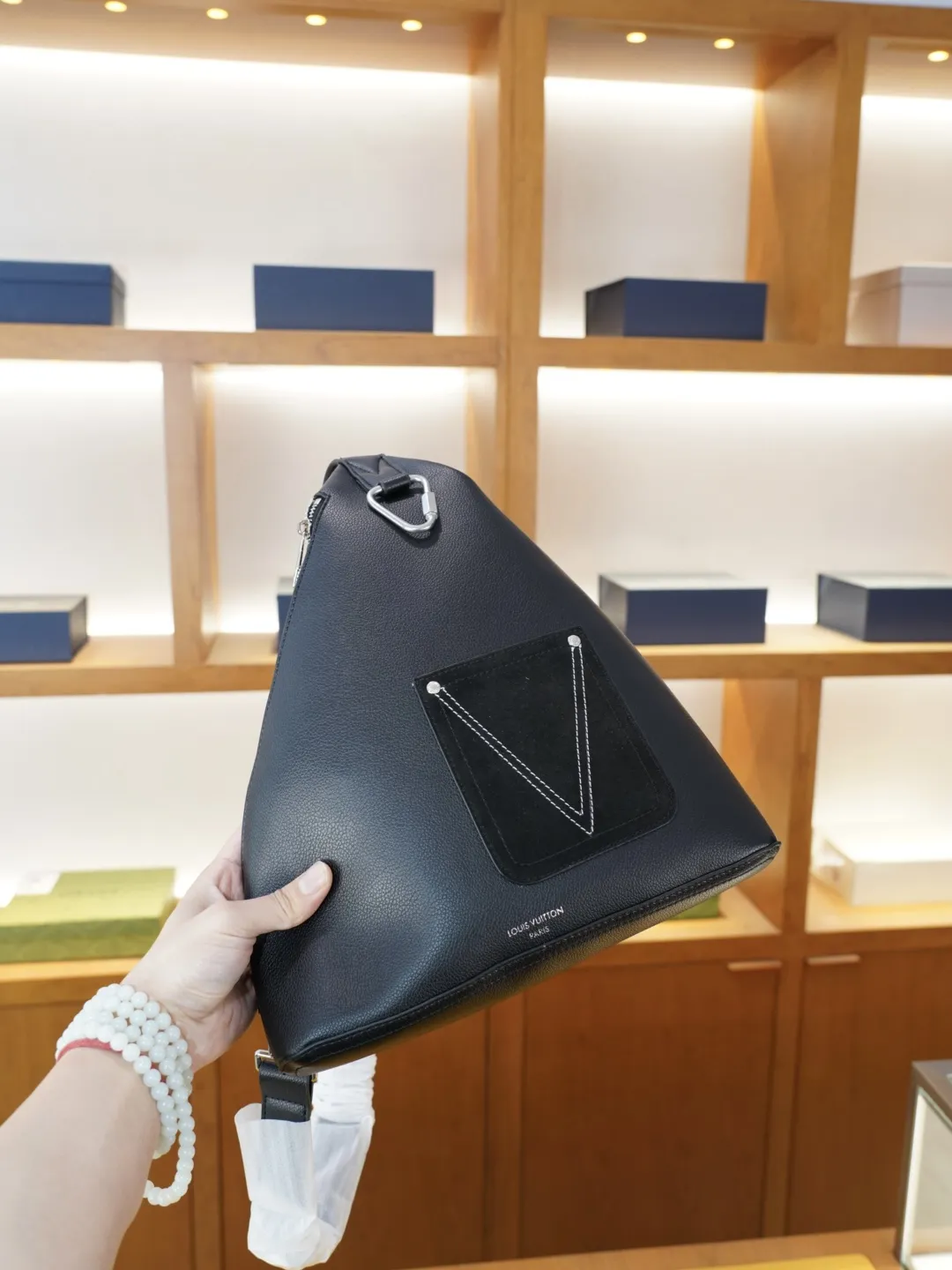 P115 🇮🇹 普拉达 官网同步 高版本 胸包 永恒不过时的标志性产品 纯原单牛皮 顶级五金制作 非市面普通版本 今年PRADA最爱的款式 全部实拍 实用性非常高 完全不用担心穿搭 【规格:30x35x5】