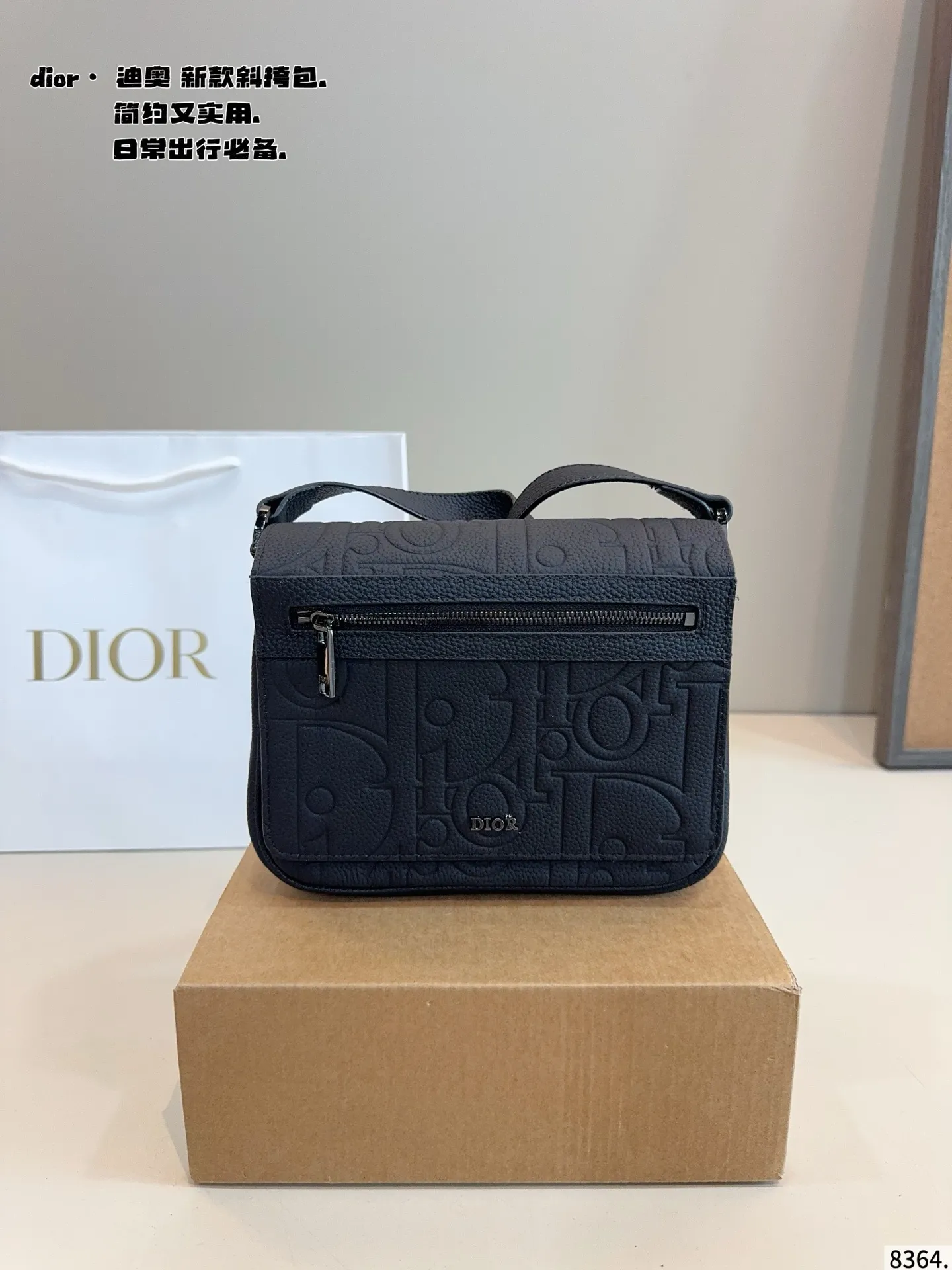 p155配礼盒🎁 Dior/迪奥 新款 男包系列的邮差包实在帅la~ 简单有质感的设计对于日常即使不爱穿搭的男生都很友好 基础款搭配起来也能提升整体时髦度实用又很高级 尺寸 :23*6*18cm