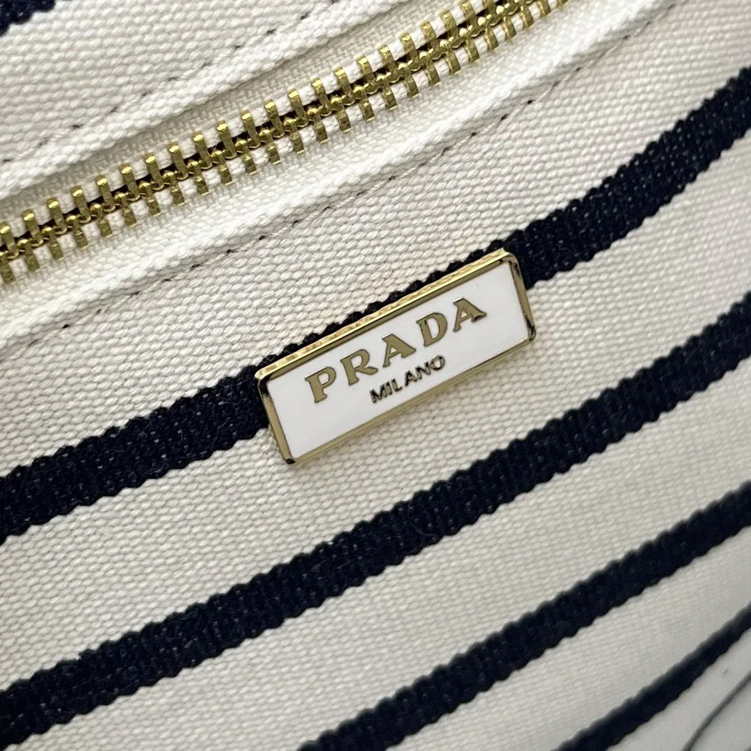 💰200包邮❗ 2025summer新品亚麻混纺配皮托特包小号 优雅时尚夏日度假风情托特包 采用亚麻混纺面料精心打造 配以牛皮双腕带 正面标志性字母徽标压花 超实用的托特包造型 配有可拆卸皮革钥匙环 简约精致内里容量超大超好用 简直是太棒了 .时尚潮人新宠 完美细节媲美砖柜超级棒5炎评价 size:25*19*15cm 型号:1A678