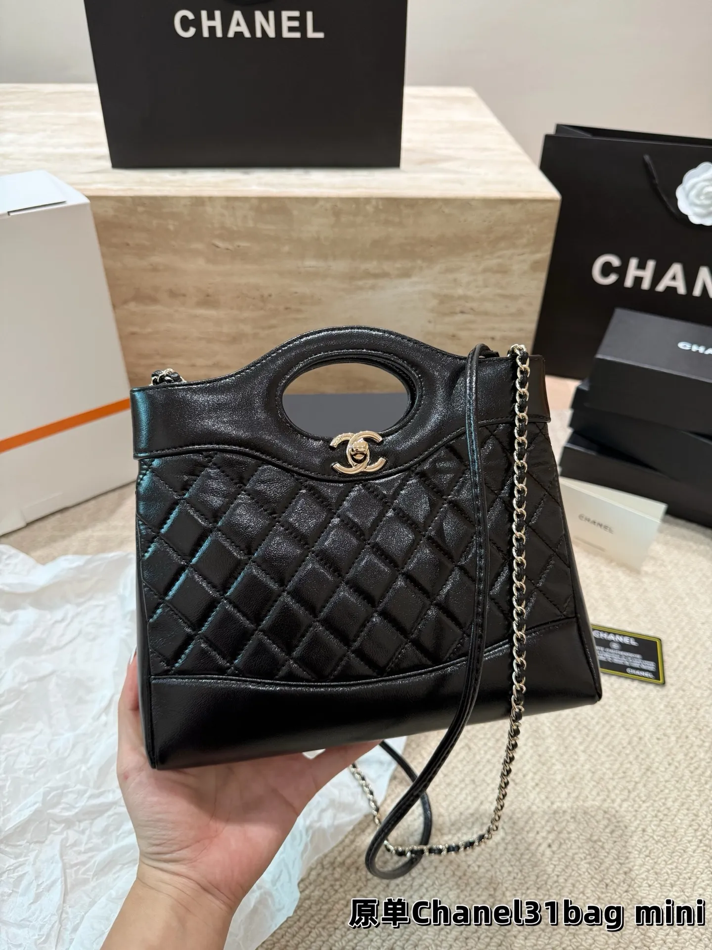 P160 香奈儿 Chanel 31bag mini 这种独具设计感的经典款很难见到的哇~ 这种颜值的美包简直是遇到了就必背的存在 相比较以前的中古来说~新款的设计更具流畅~更具优雅格调 全套包装 尺寸23.19