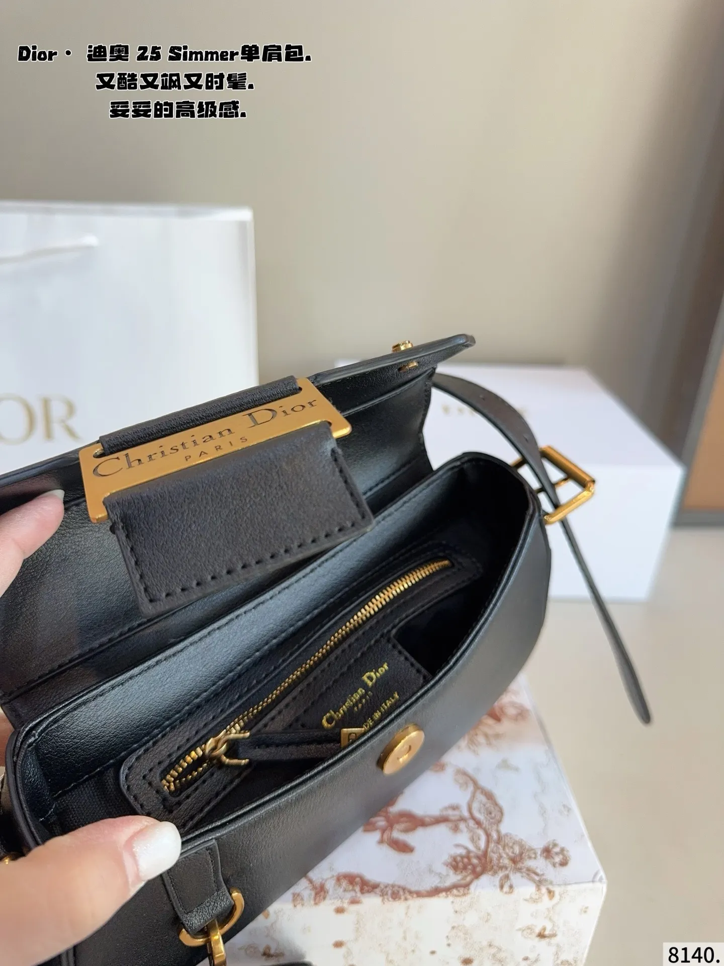 p275配礼盒🎁. 迪奥DIOR streetchie 单肩包. 小小的盒子包配一条酷酷的宽肩带 凹照型必备 超吸睛 精致的一只 无敌巨可爱 集美们 冲它尺寸:24*5*13cm
