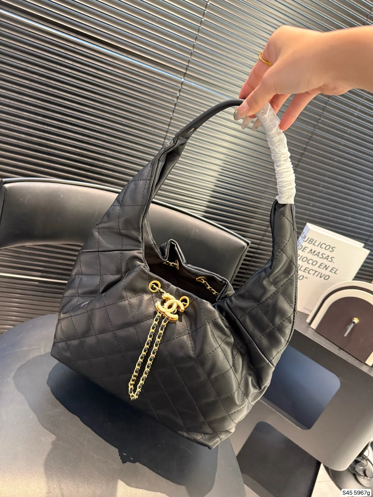 P275 香奈儿新款hobo✅行情早知道🔑少见的推荐 香奈儿2025年推出了全新的Hobo包金属双C扣和链条肩带等设计细节,结合复古与现代元素,成为备受期待的new girl。 尺寸27 21 货号5967