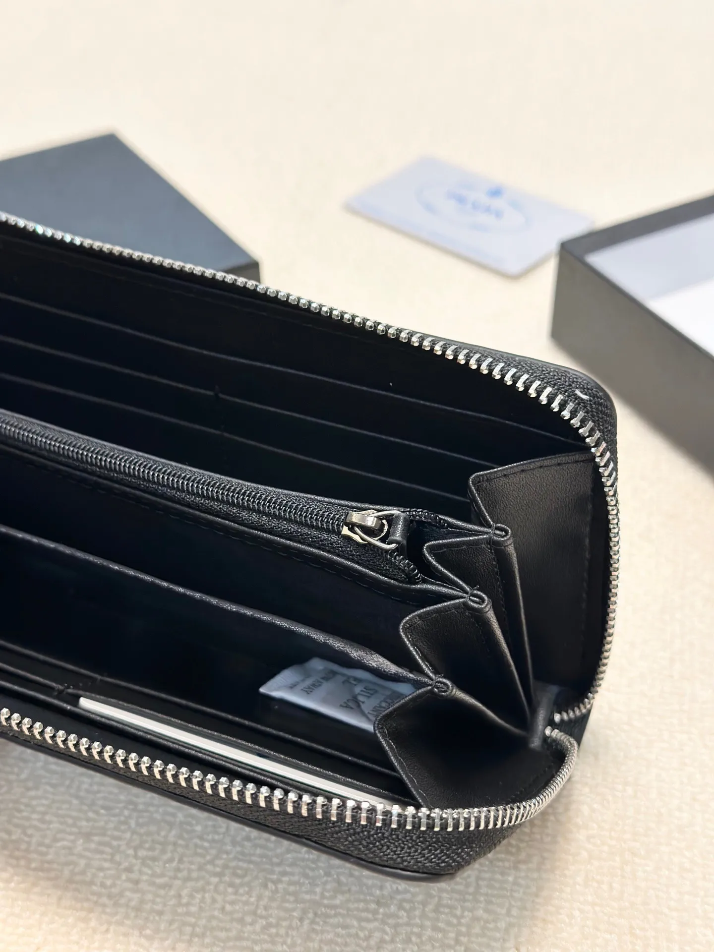 P100🎀🎀颜色 黑🎀尺寸 21x11🎀✨普拉达男士手包💎💎石头纹牛皮🐂，一流手感媲美专柜正品👍，看细节👀多卡位大容量，现货供应