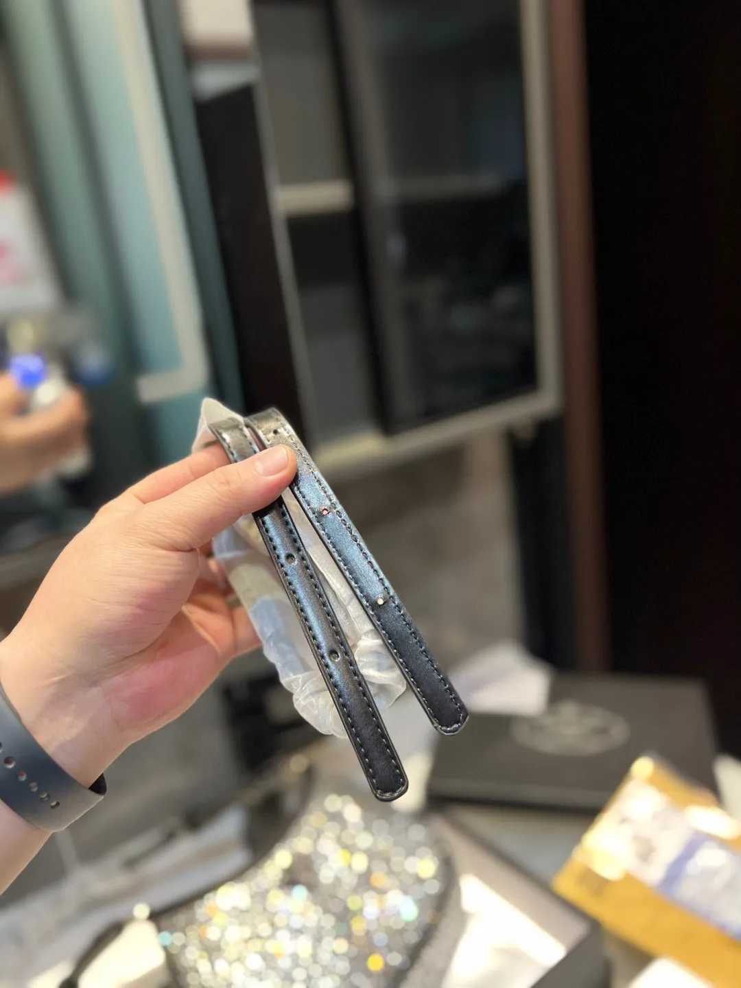 ❤️p135（礼盒包装）❤️ 普拉达腋下钻包 今年真的太流行中古腋下包了 一款sportsexy风格包包🤞🏿 超级喜欢它简单有质感的设计，上身性感而帅气，很能装而且方便啊！ 无敌时髦洋气～x尺寸：24*5*16