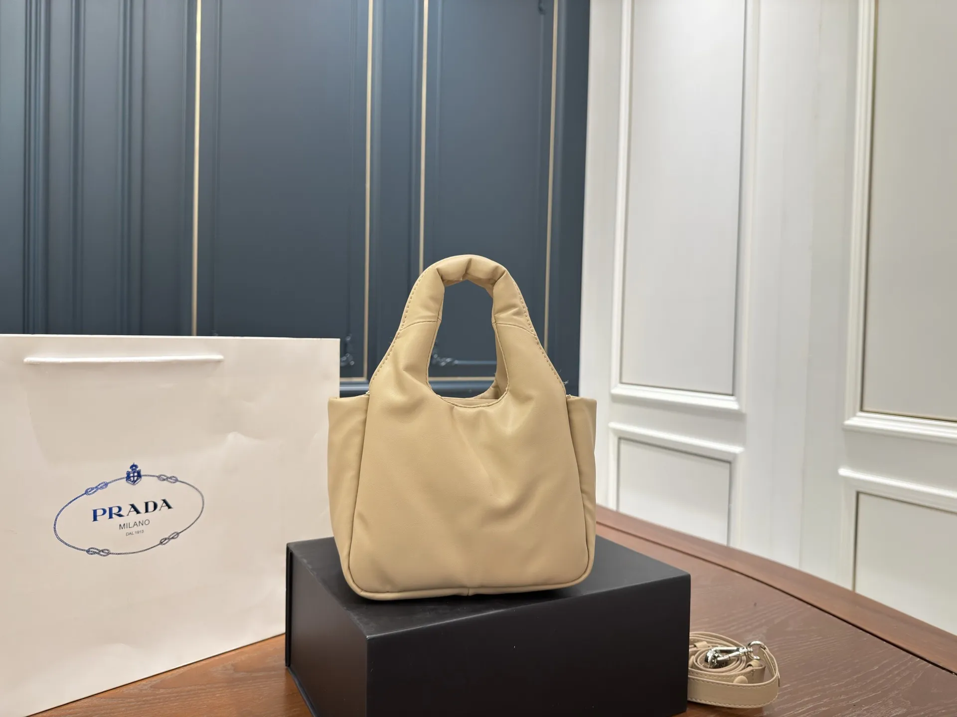 (折叠盒⚠️)p170 Prada洋气单品 普拉达菜篮子包 这个系列将是Prada接下来一整季的主打款式。Prada 手袋的曲线型设计分外醒目,当手包很优雅,时尚百搭!打麻将逛街也很轻便哦!尺寸 17 15